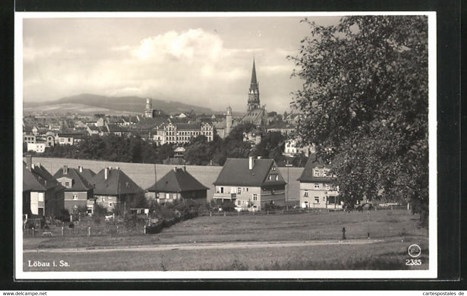 AK Löbau I. Sa., Blick Auf Den Ort Mit Kirche - Loebau