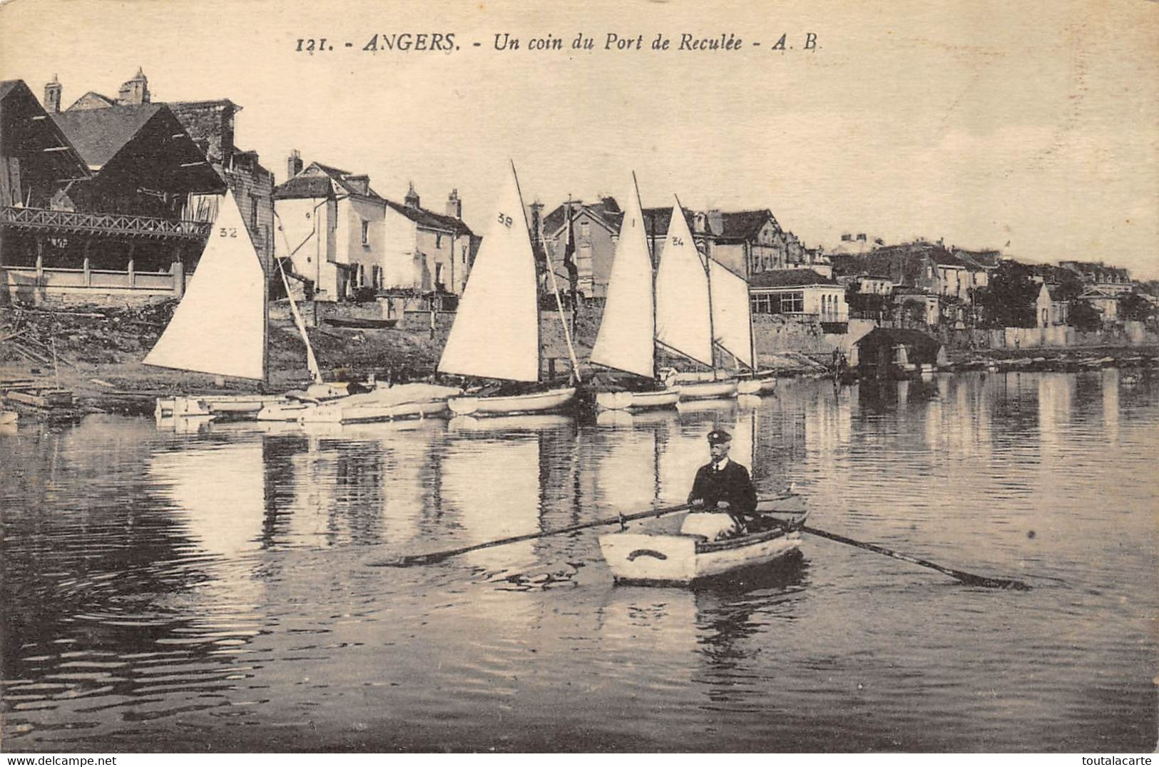 CPA 49 ANGERS UN COIN DU PORT DE RECULEE   Rare - Angers