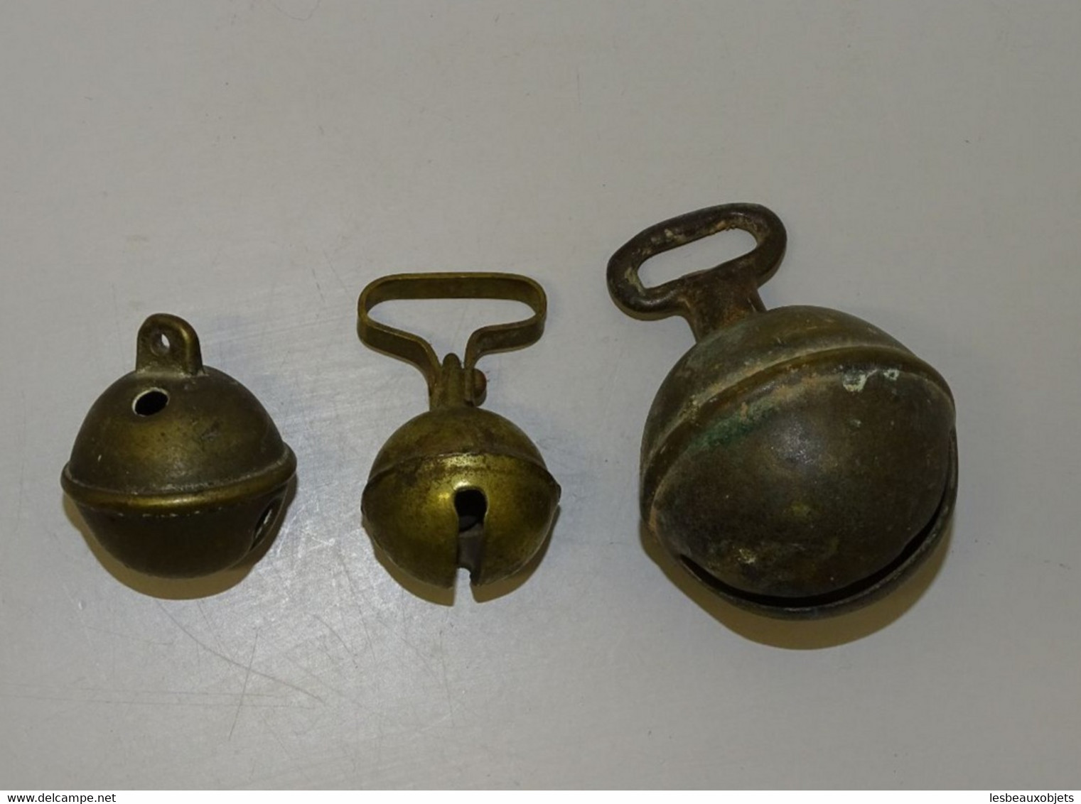 LOT De 3 GRELOTS BRONZE TOUS DIFFERENTES COLLECTION CHASSE CHIEN VITRINE CHASSEUR VACHE CHEVRE - Bells