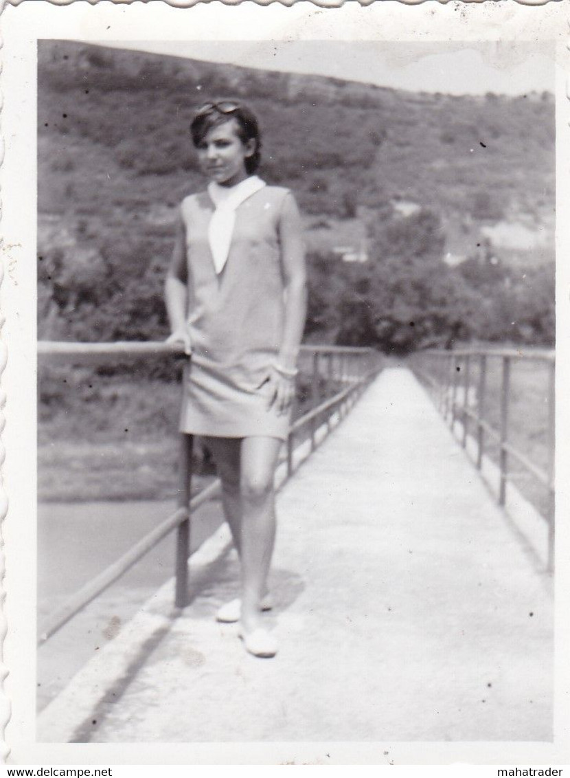 Old Real Original Photo - Young Girl Posing On A Bridge - Ca. 9x6.5 Cm - Personas Anónimos