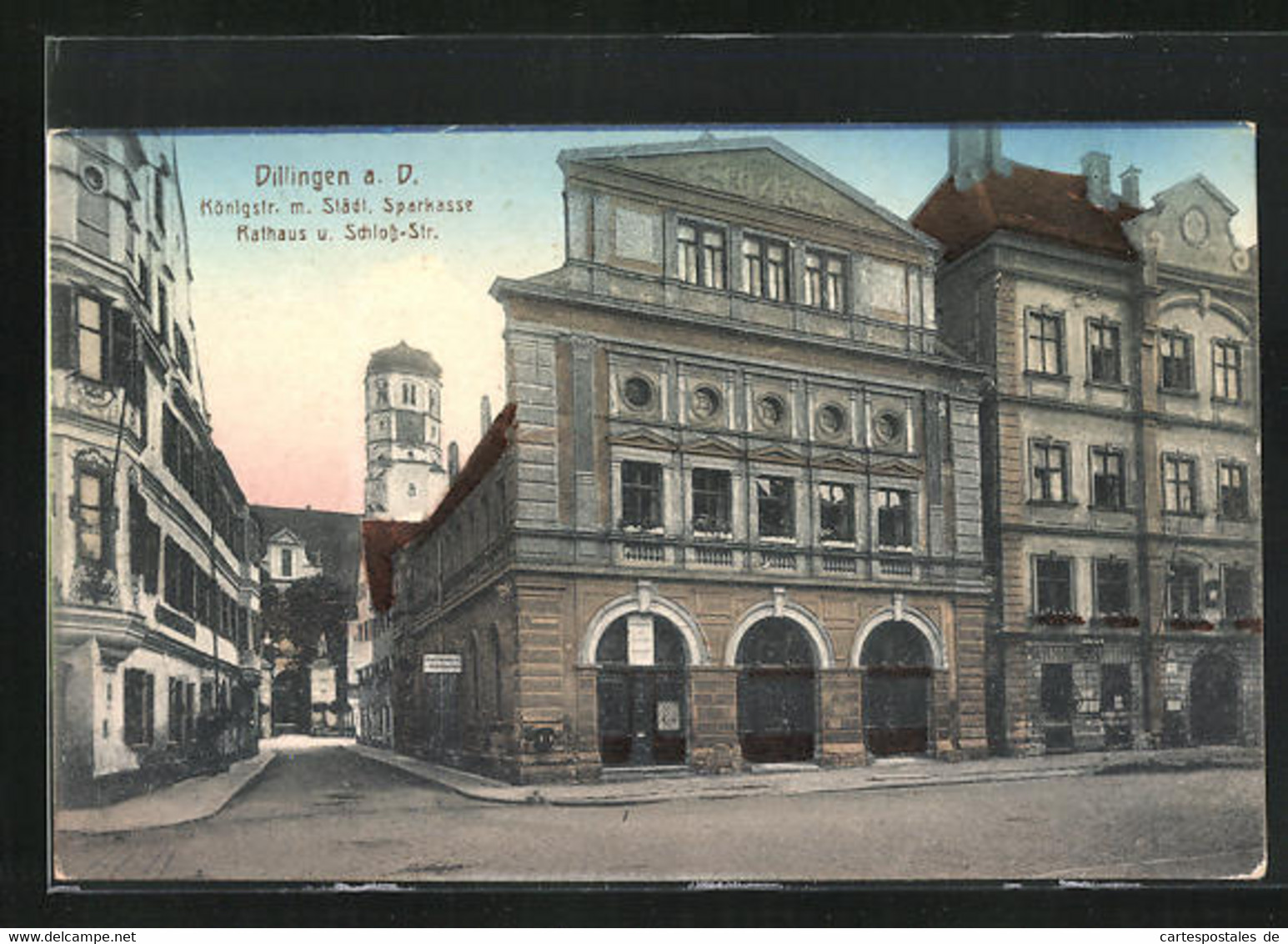 AK Dillingen A. D., Königstrasse Mit Städtischer Sparkasse, Rathaus Und Schloss - Dillingen