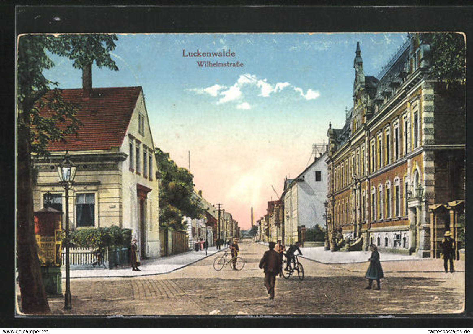 AK Luckenwalde, Wilhelmstrasse Mit Radfahrern Und Passanten - Luckenwalde