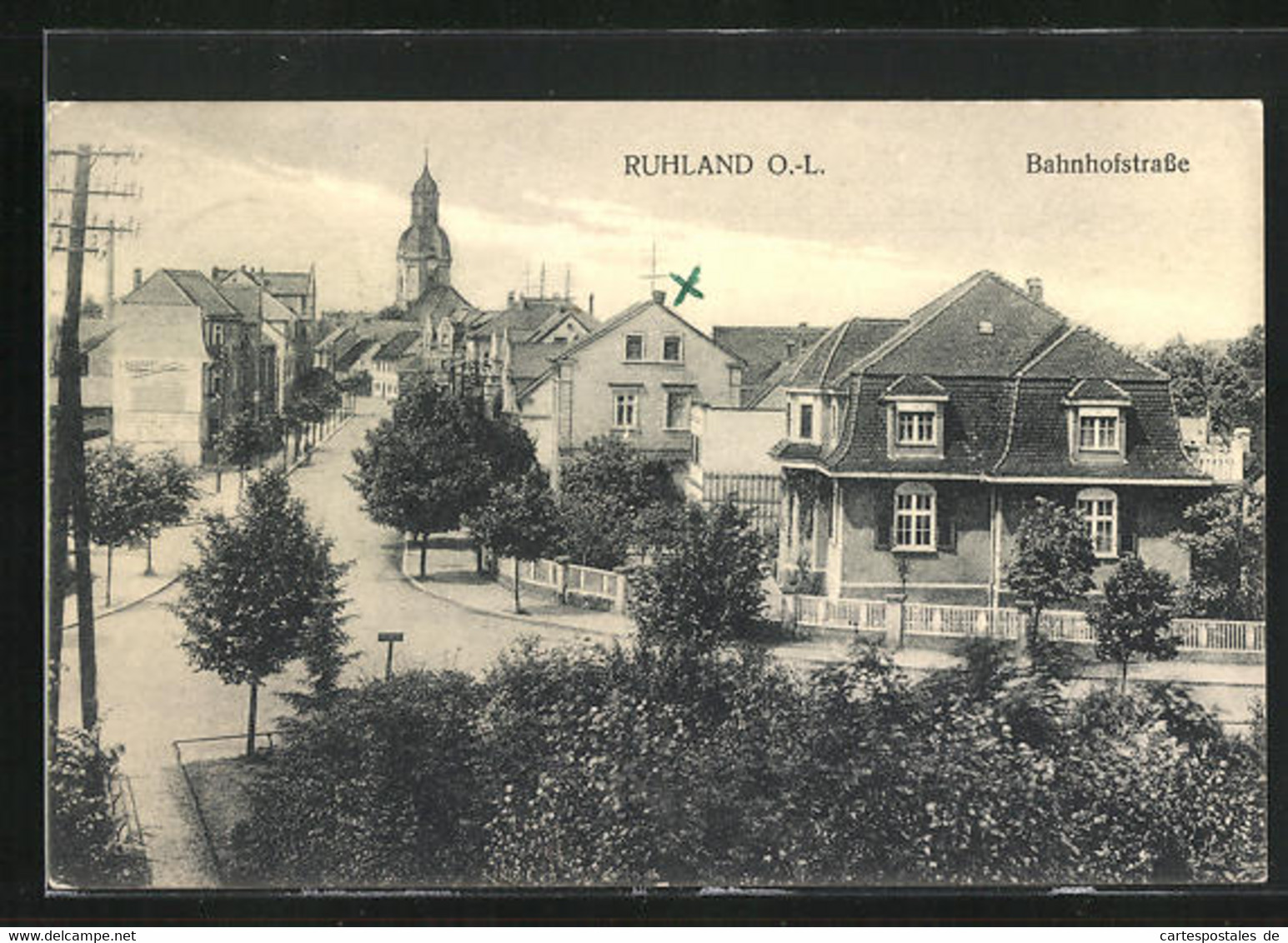 AK Ruhland / Oberlausitz, Bahnhofstrasse Mit Kirche - Ruhland