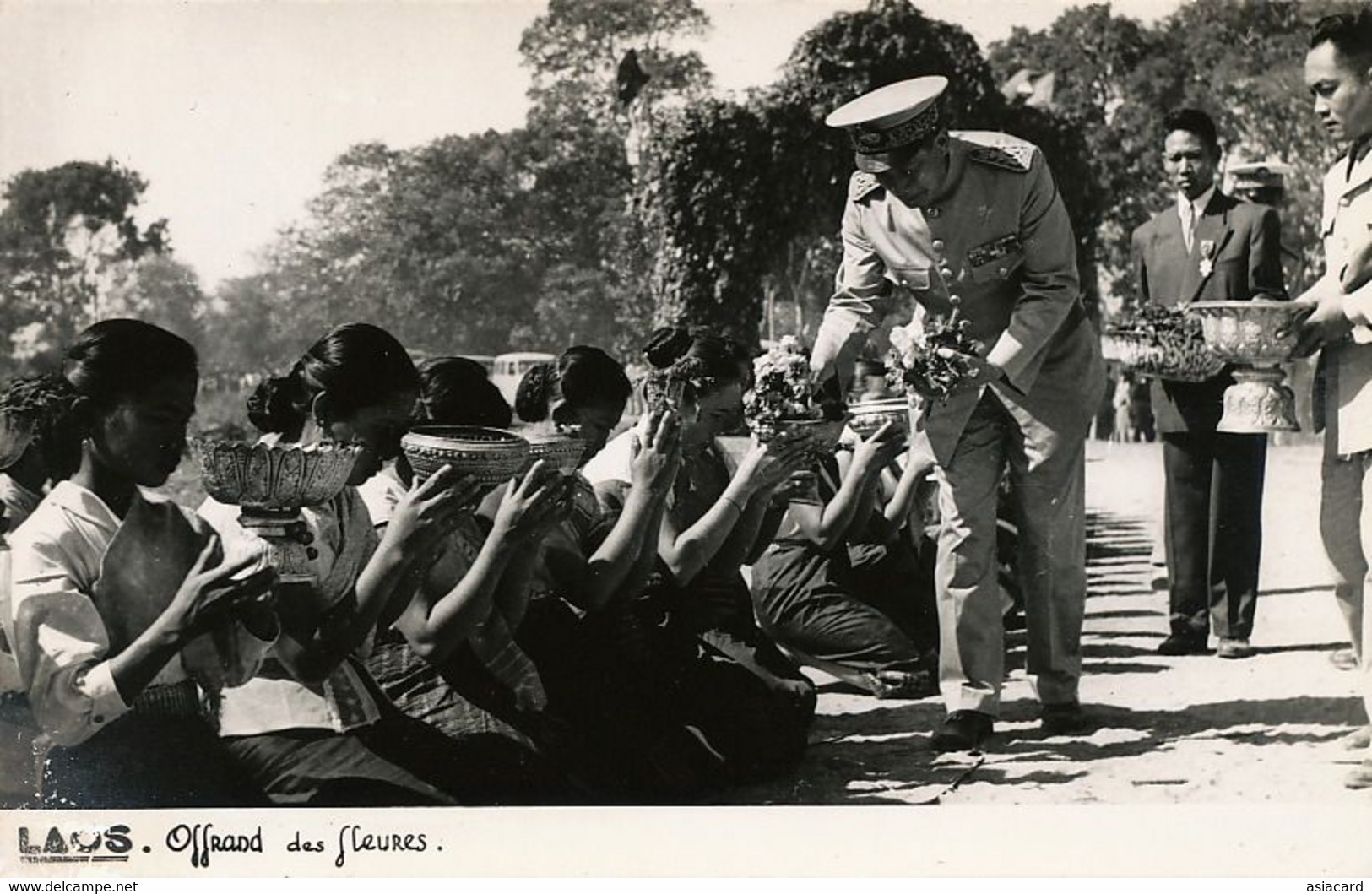 Real Photo Offrande Des Fleurs  Belle Femmes Lao  Haut Militaire - Laos