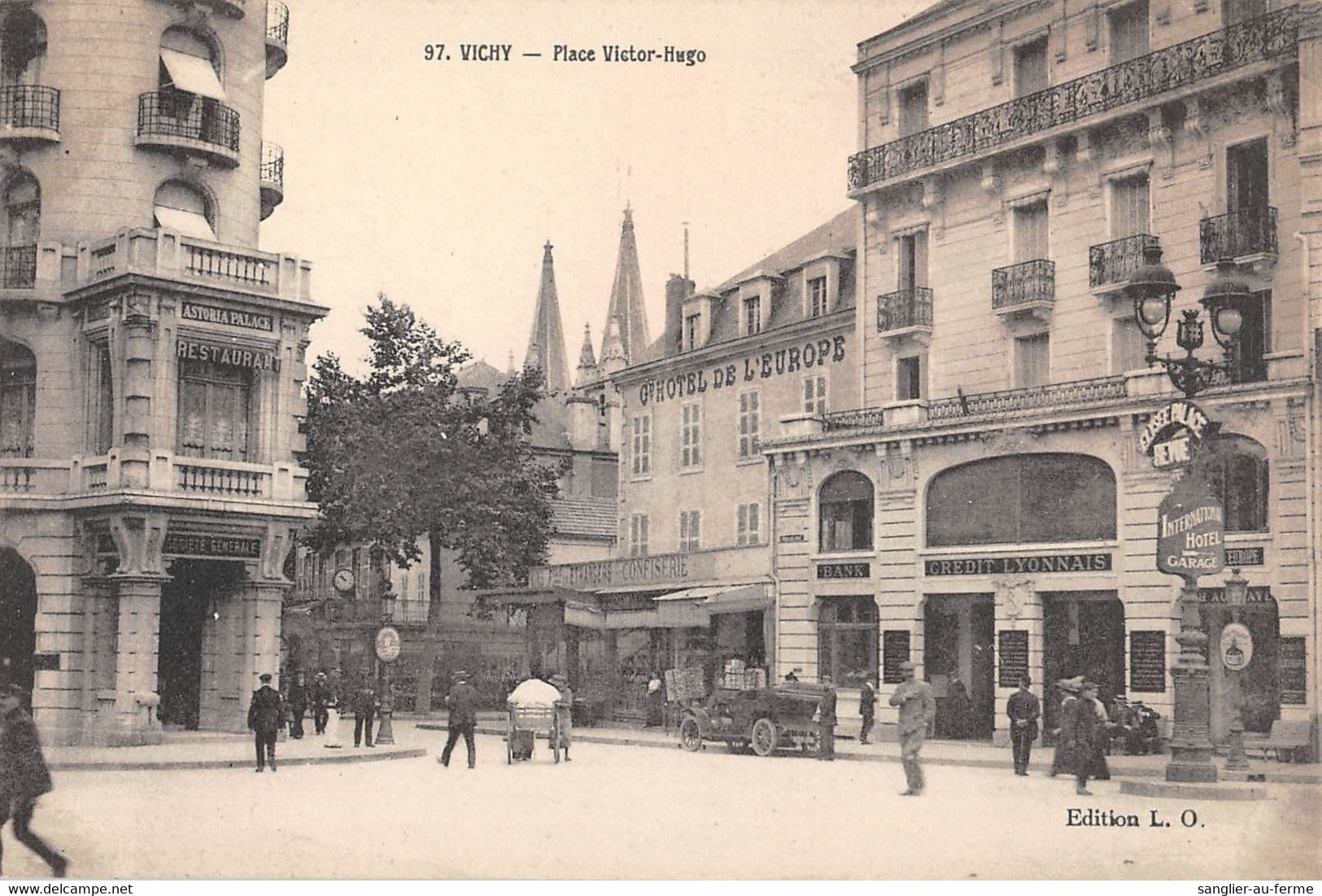 CPA 03 VICHY PLACE VICTOR HUGO (cliché Rare - Vichy