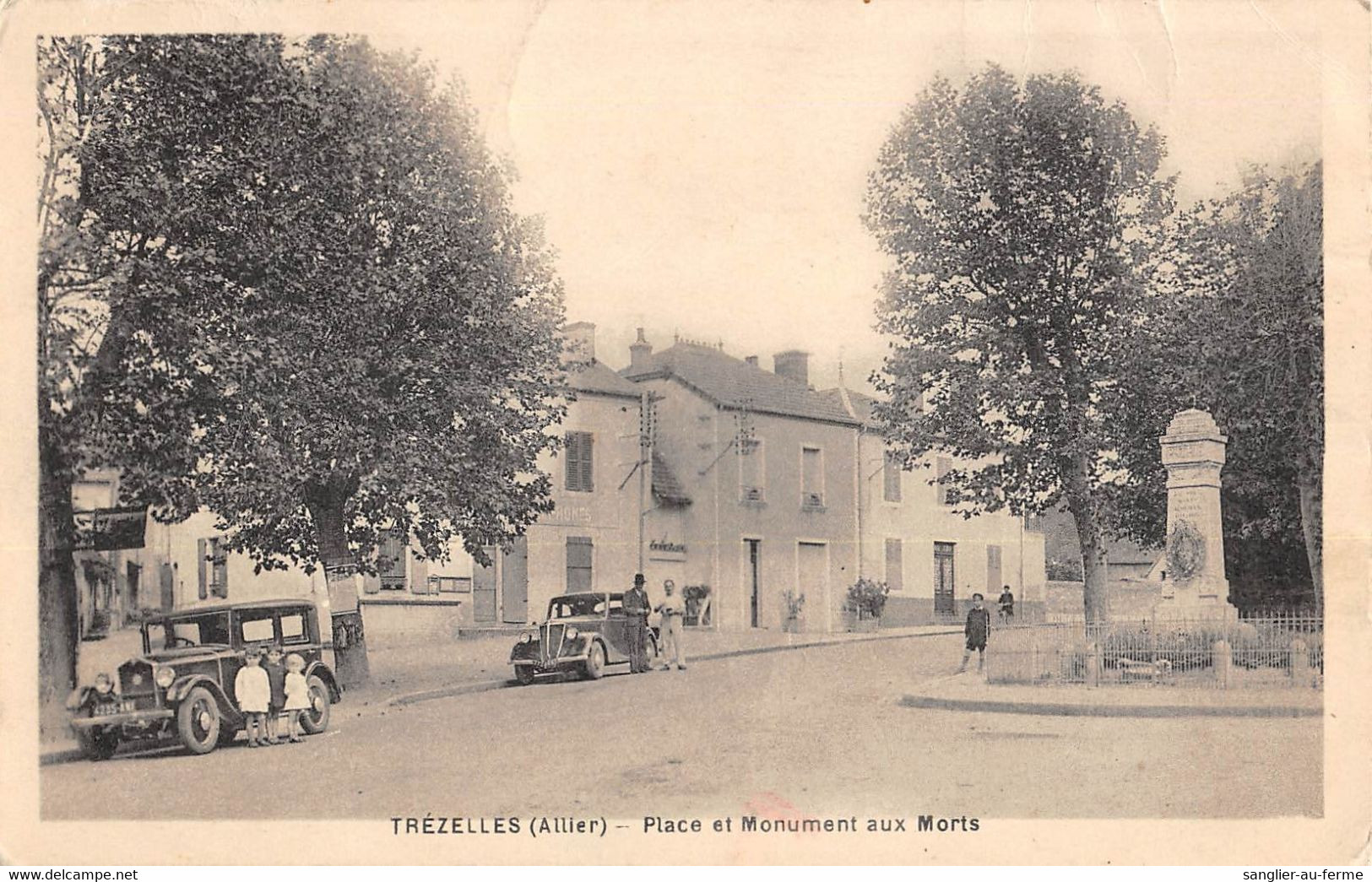 CPA 03 TREZELLES PLACE ET MONUMENT AUX MORTS - Autres & Non Classés