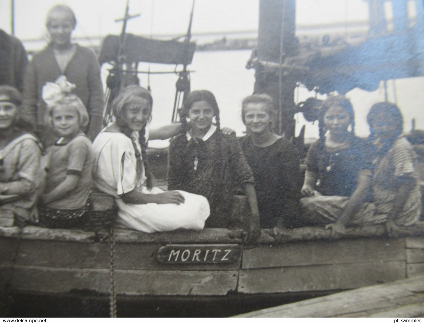 Echtfoto AK Mädchen / Mädchenklasse Mit Lehrerin Auf Einem Segelboot Namens Moritz Ca. 1920er / 30er Jahre - Voiliers