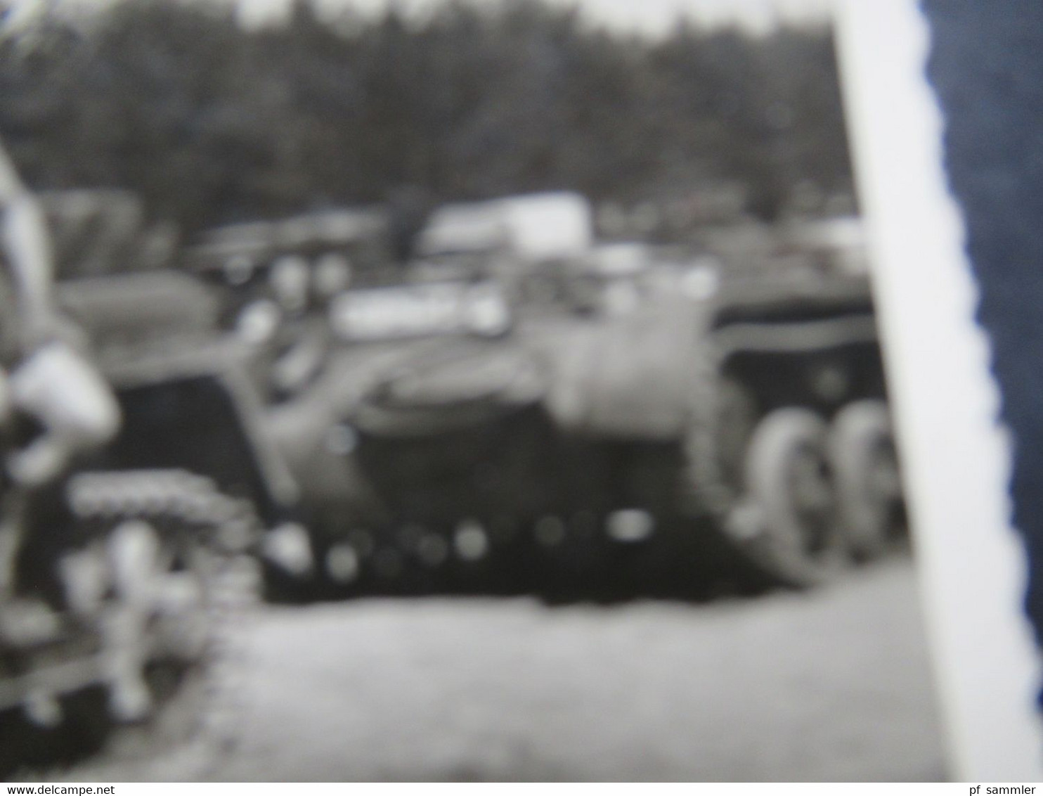 Echtfoto 2.WK Soldat Mit Sportbekleidung Auf Einem Panzer / Schützenpanzer / Mehrere Panzer Auf Dem Foto - War, Military