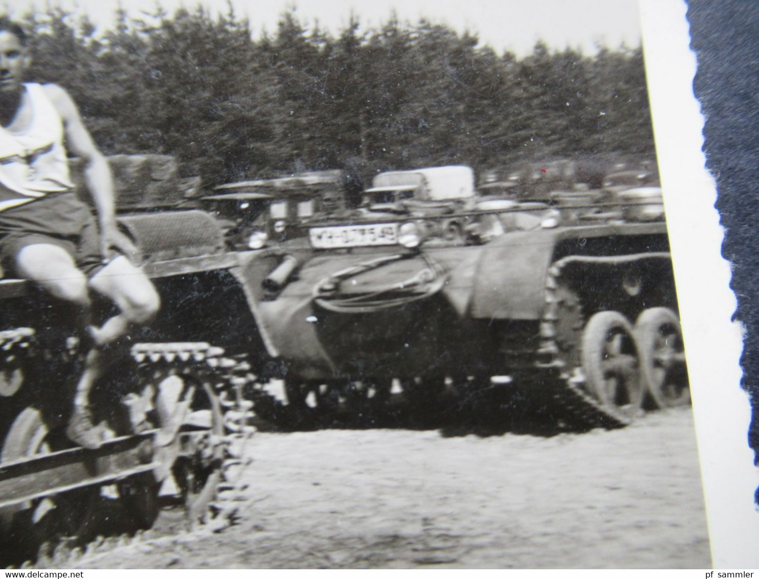 Echtfoto 2.WK Soldat Mit Sportbekleidung Auf Einem Panzer / Schützenpanzer / Mehrere Panzer Auf Dem Foto - War, Military