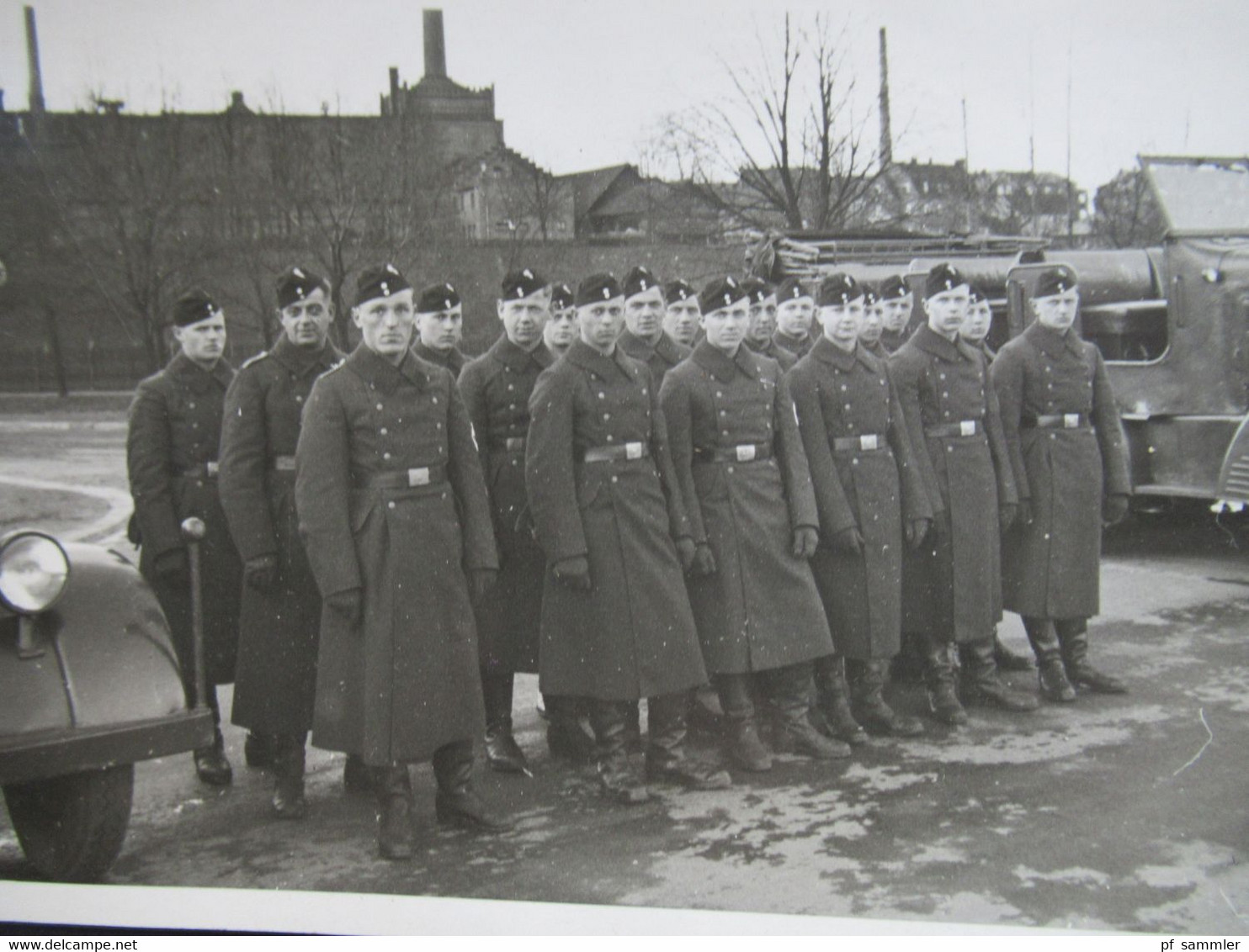 Echtfoto AK 2.WK Soldaten / Truppe Mit 2 LKW / Transporter Foto Barth Luitpold Drogerie Bayreuth - War 1939-45