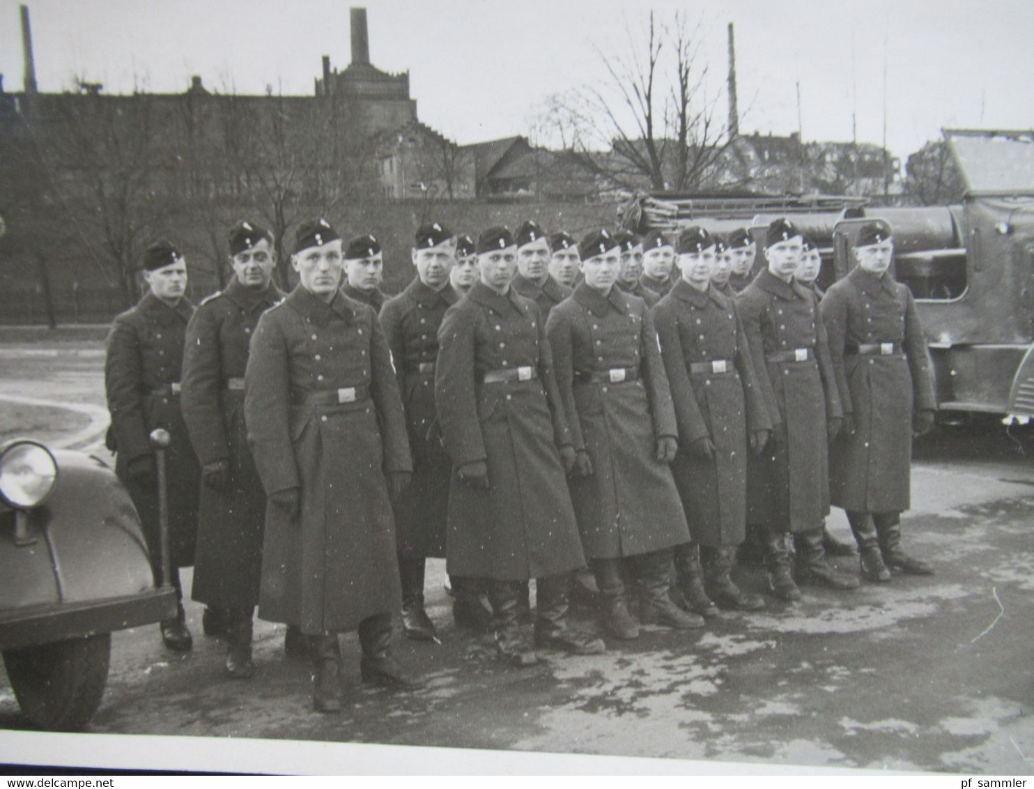 Echtfoto AK 2.WK Soldaten / Truppe Mit 2 LKW / Transporter Foto Barth Luitpold Drogerie Bayreuth - Guerre 1939-45