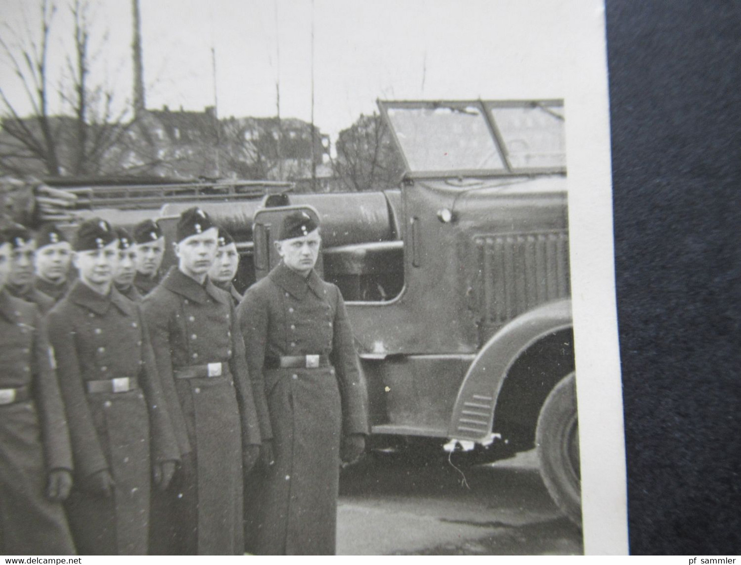 Echtfoto AK 2.WK Soldaten / Truppe Mit 2 LKW / Transporter Foto Barth Luitpold Drogerie Bayreuth - War 1939-45