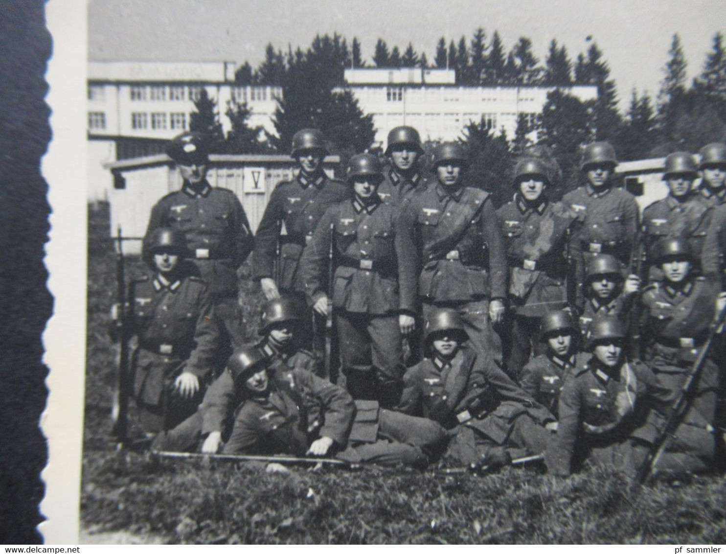 Echtfoto AK 2.WK Soldaten / Truppe Mit Gewehren Übungsplatz? Lager 109 / 104 ?? Truppenübungsplatz - War 1939-45