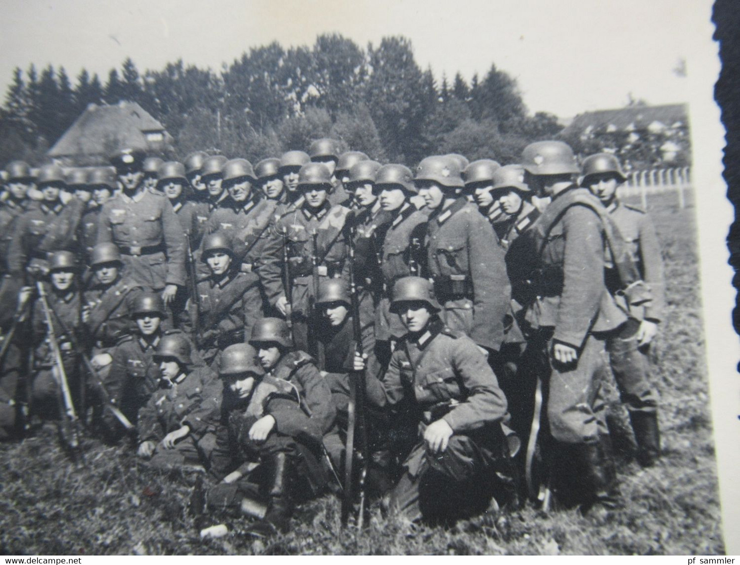 Echtfoto AK 2.WK Soldaten / Truppe Mit Gewehren Übungsplatz? Lager 109 / 104 ?? Truppenübungsplatz - War 1939-45