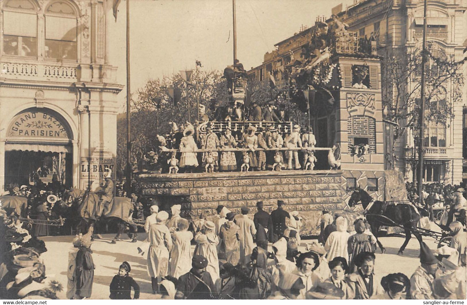 CPA 06 NICE CARTE PHOTO DU CENTRE DE LA VILLE DEVANT LE GRAND BAZAR PARISIEN (au Verso H.FEVROT NICE - Andere & Zonder Classificatie