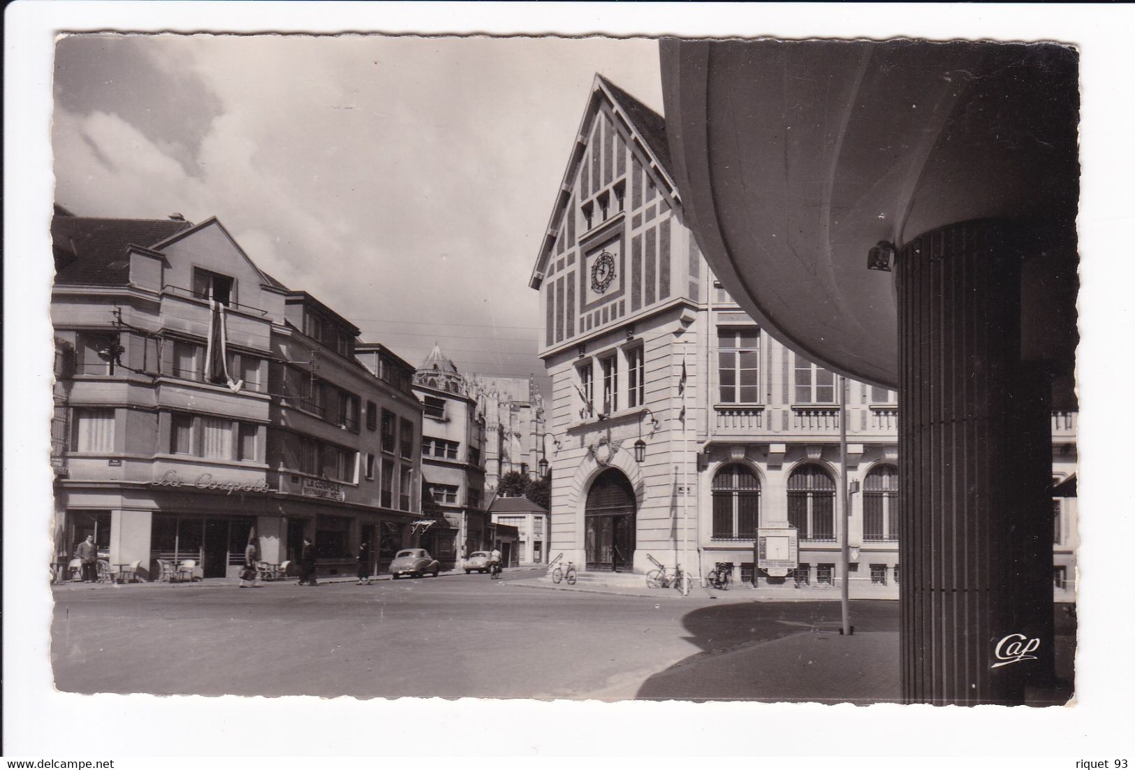 BEAUVAIS - La Poste Et Le Carrefour Rue Carnot Et Jeanne D'Arc - Beauvais