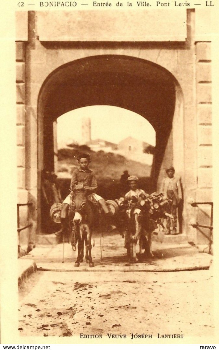 CORSE - BONIFACIO - Petit Porteur D'eau Et Vendeur Ambulant Sur Le Pont Levis De L'entrée De La Ville - Autres & Non Classés