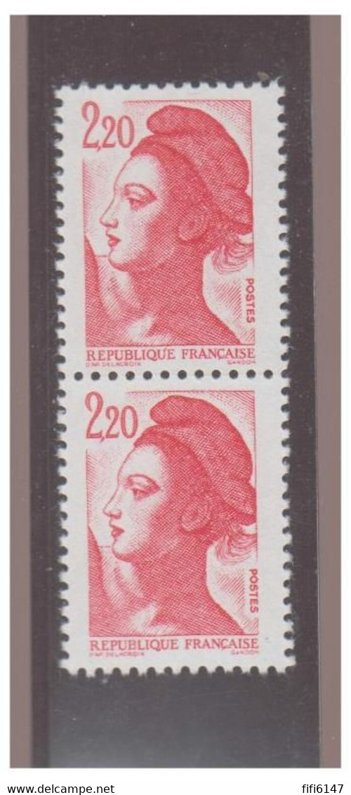 FRANCE -- 2.20 Liberté -- Paire Verticale -- Timbre Du Bas Avec  Effigie Plus Petite D'un 1/2 Mm -- - Unused Stamps