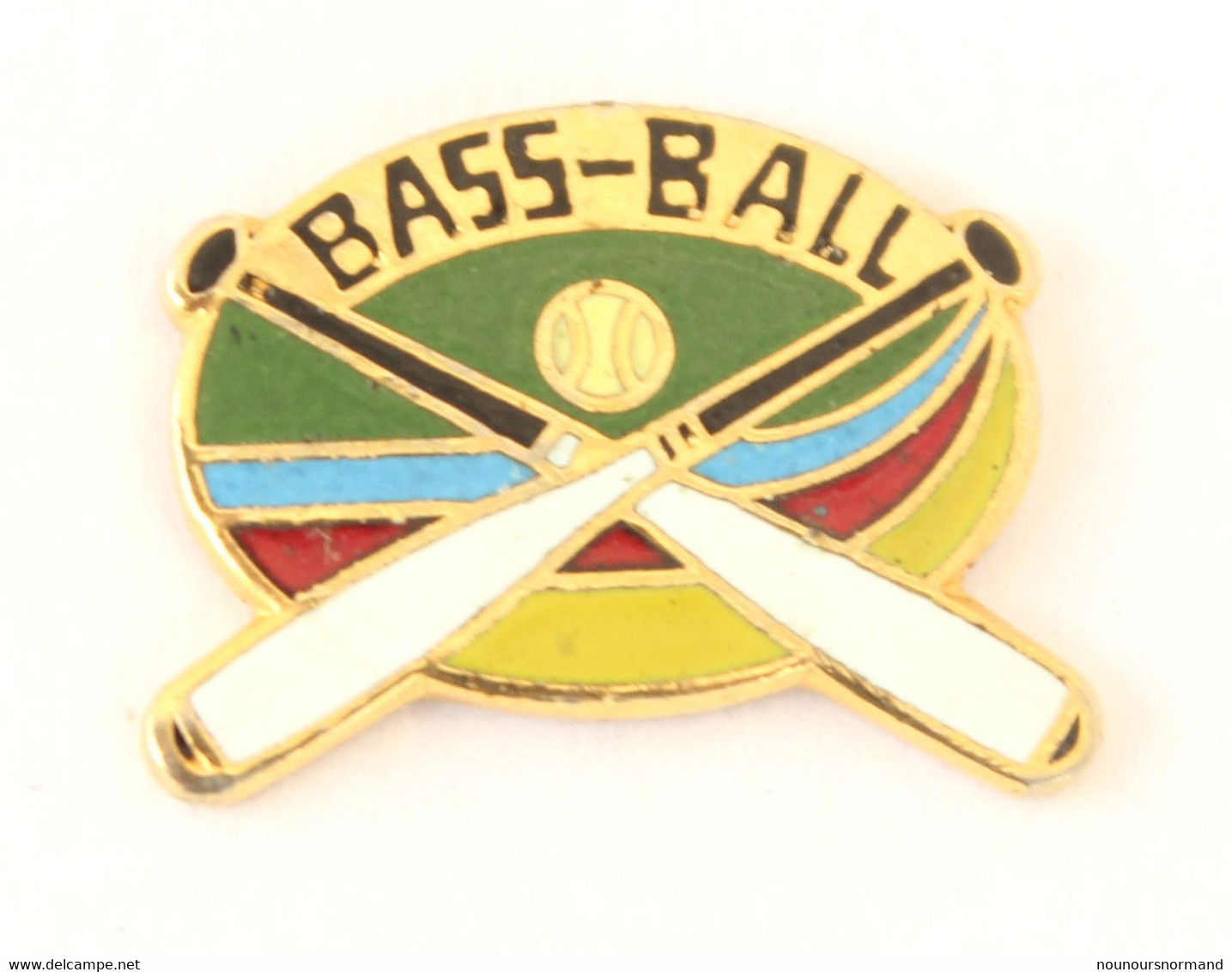 Pin's Fauté BASS BALL Au Lieu De  BASE BALLL - Balle Et Deux Battes - K395 - Honkbal