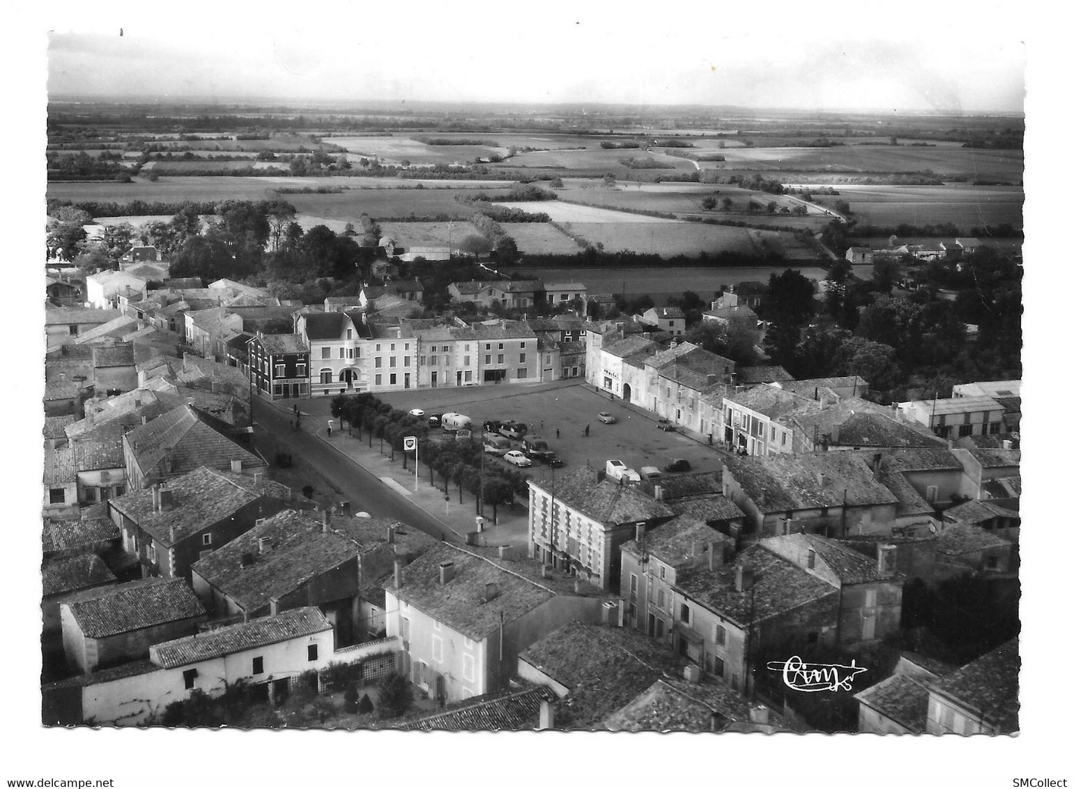 Béauvoir Sur Niort. Vue Aérienne Sur La Place (GF231) - Beauvoir Sur Niort