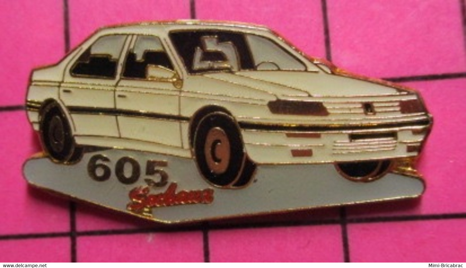 SP05 Pin's Pins / Beau Et Rare / THEME : AUTOMOBILES / PEUGEOT 605 USINE DE SOCHAUX - Peugeot