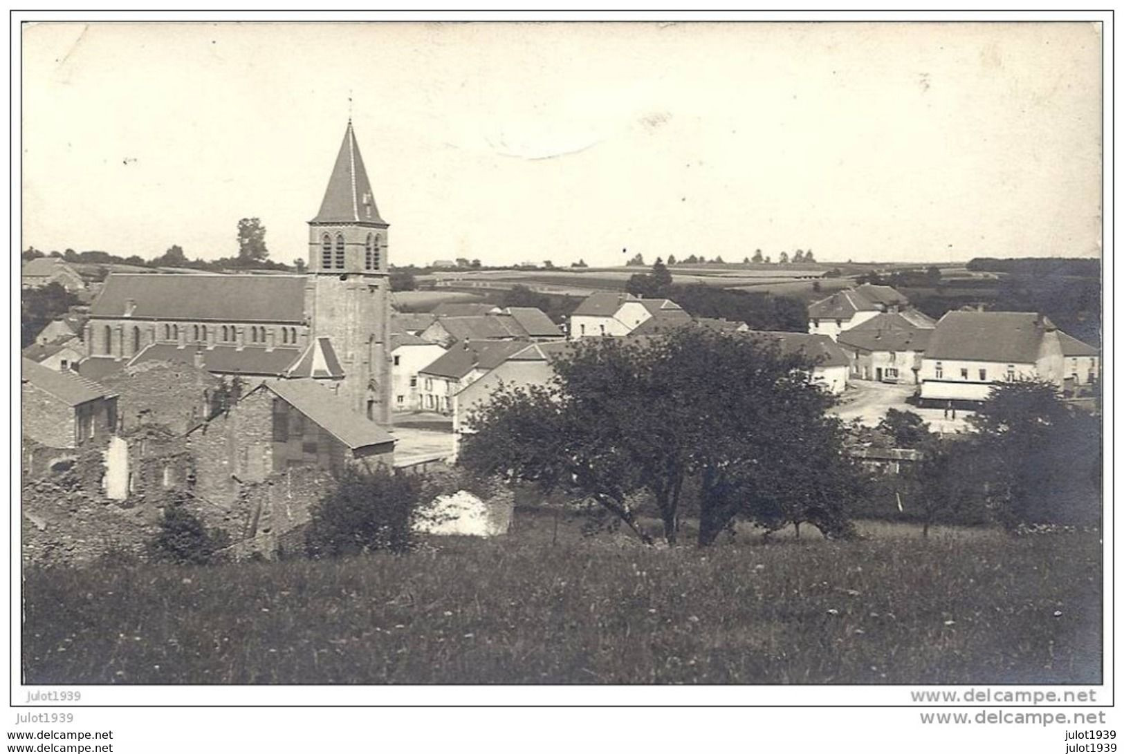 PIN ..-- Centre Du Village . Photo Carte . Voir Verso . - Chiny