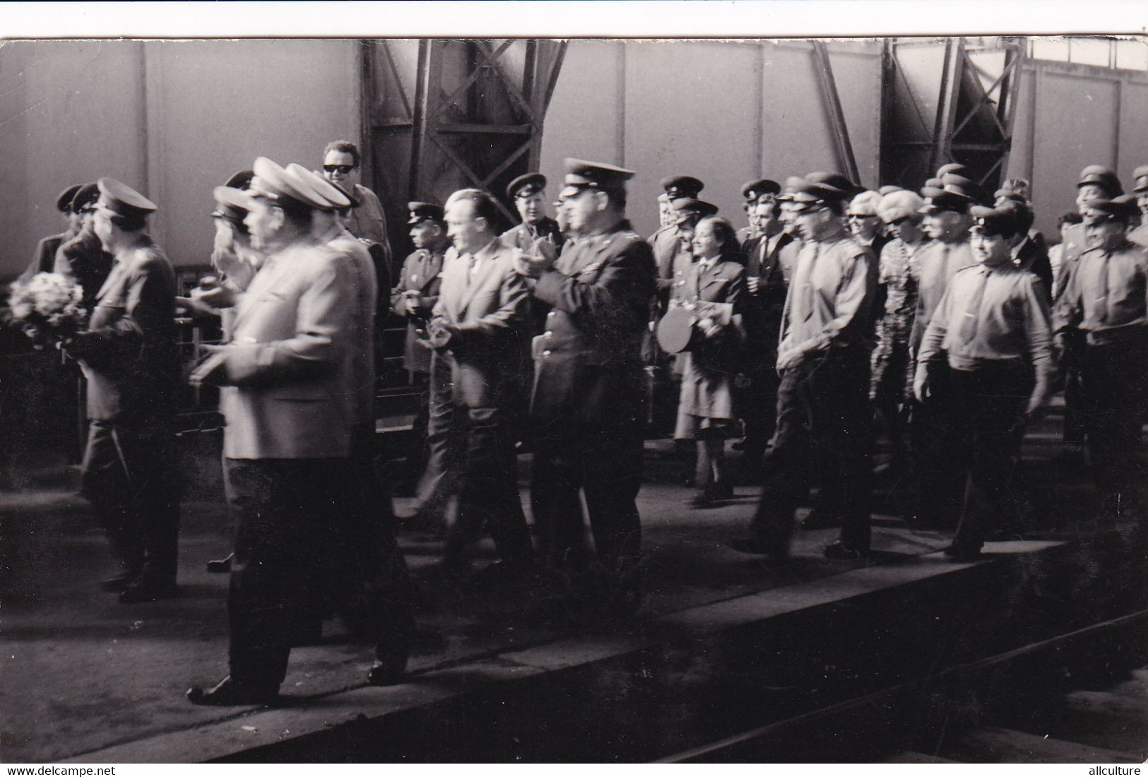 A7386- PARADE, MILITARY SOLDIERS COSTUMES, WOMEN AND MEN PHOTO,OLD VINTAGE POSTCARD - Weltkrieg 1939-45