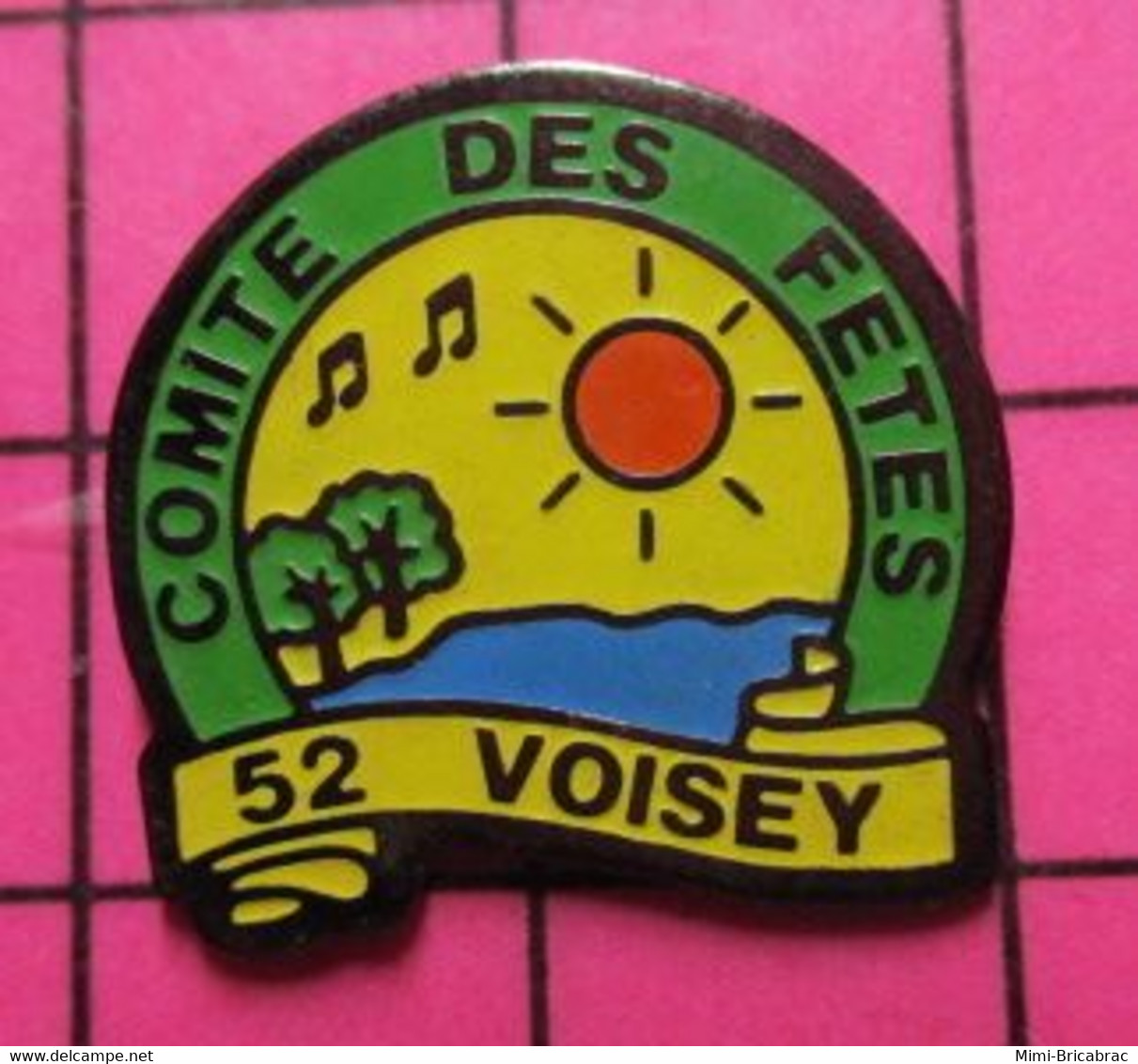 915c Pin's Pins / Beau & Rare / THEME : VILLES / VOISEY 52 COMITE DES FETES - Boissons