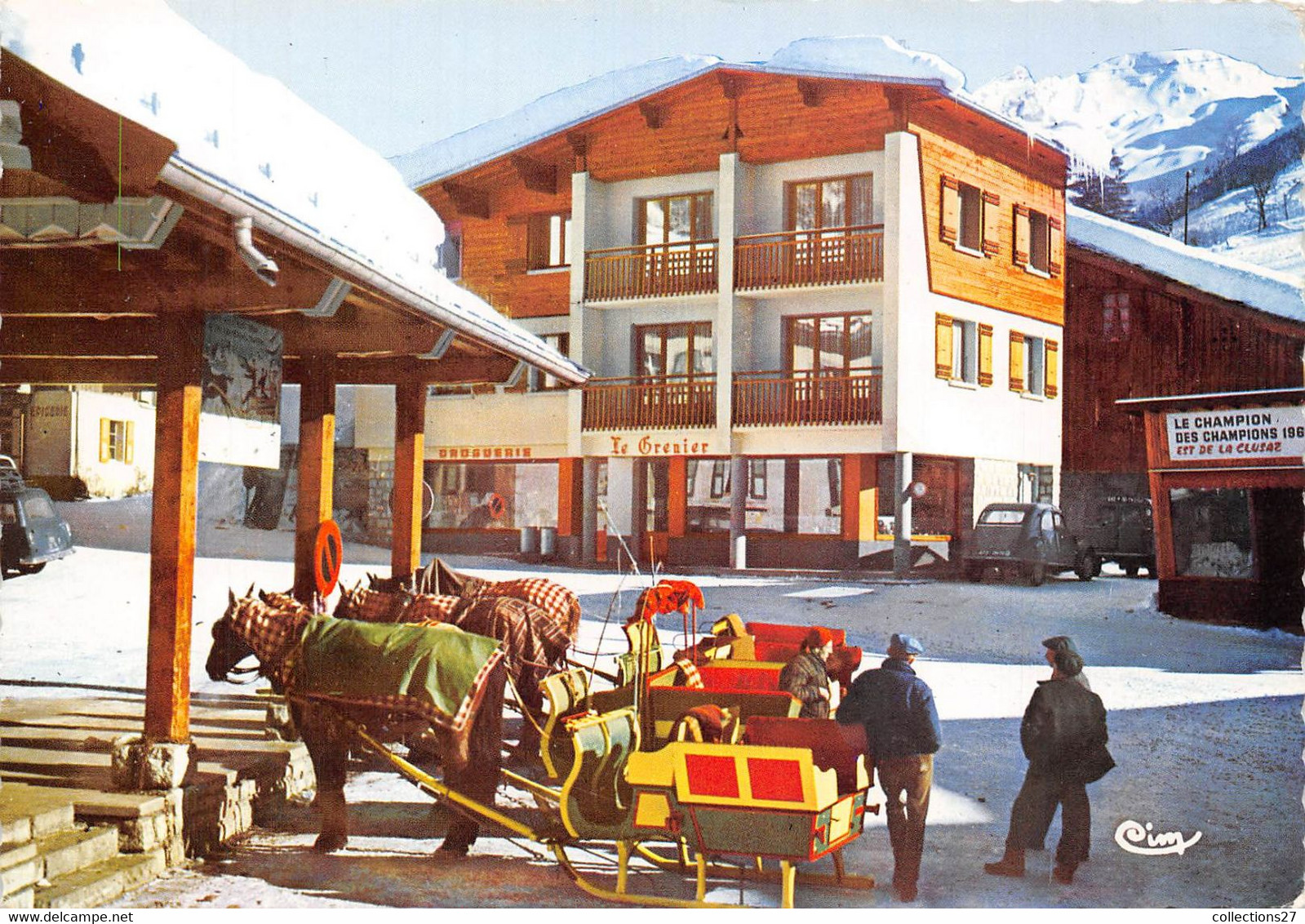 74-LA-CLUSAZ- LES TRAINEAUX PLACE DE L'EGLISE - La Clusaz