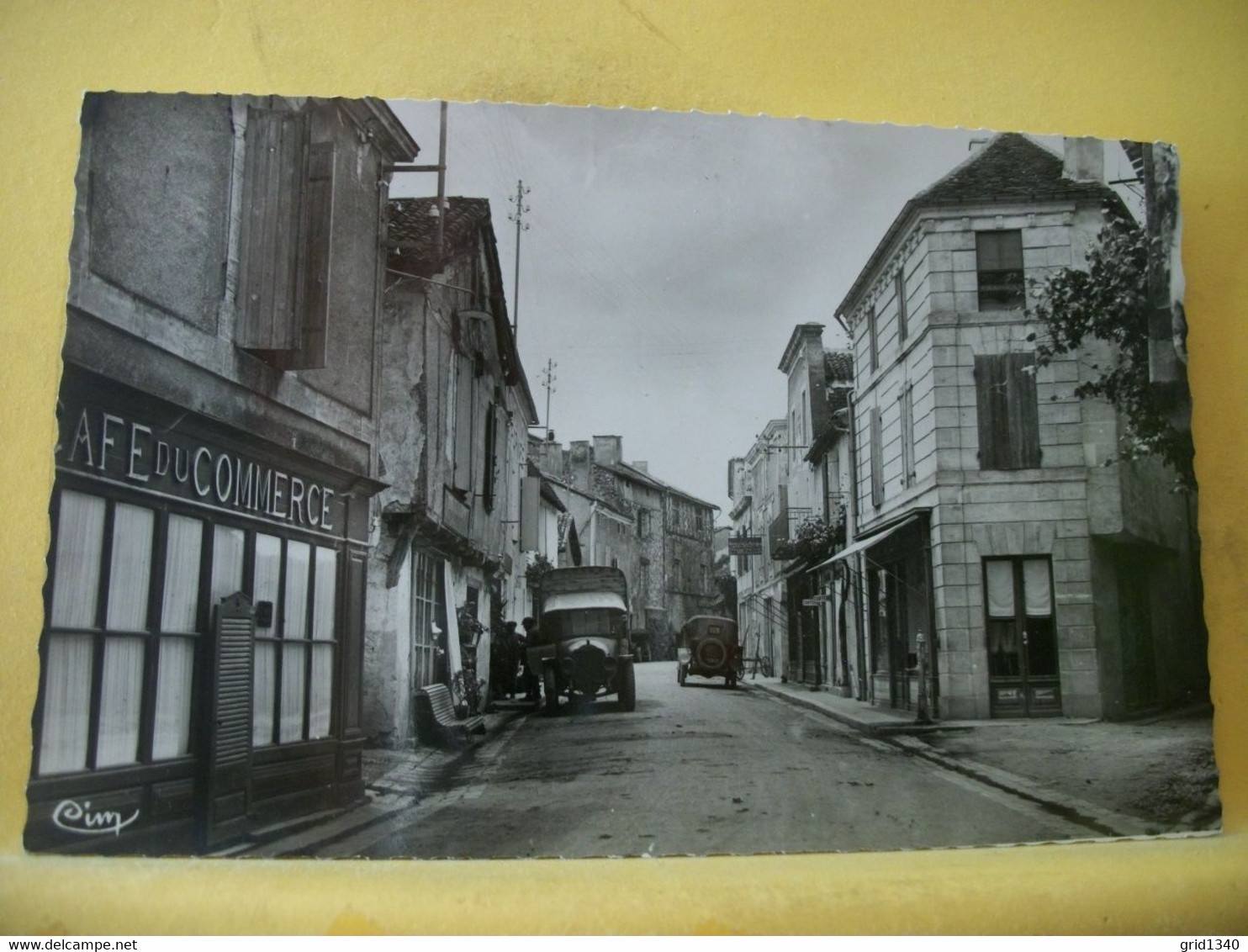 24 1857 CPSM PM - 24 ISSIGEAC. RUE ET PLACE DU CARDENAL - ANIMATION. AUTO. CAMION. COMMERCES - Altri & Non Classificati