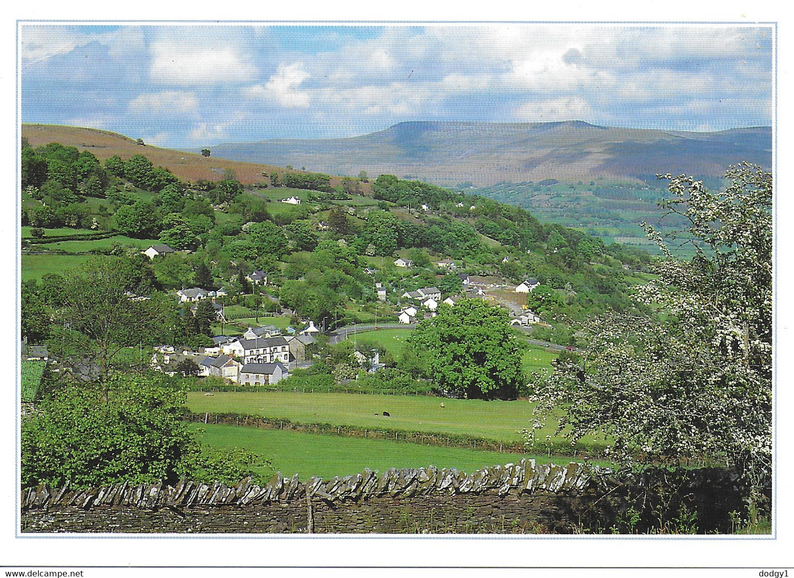 BWLCH AND THE BLACK MOUNTAINS, POWYS, WALES. UNUSED POSTCARD  Ph9 - Breconshire