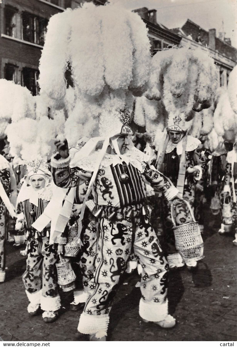 CPM - BINCHE - Mardi-gras - Gille Lançant L'orange. - Binche