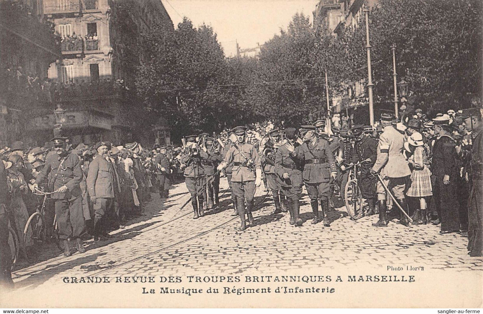 CPA 13 MARSEILLE Gde REVUE DES TROUPES BRITANIQUES A MARSEILLE LA MUSIQUE DU REGIMENT D'INFANTERIE - Sin Clasificación