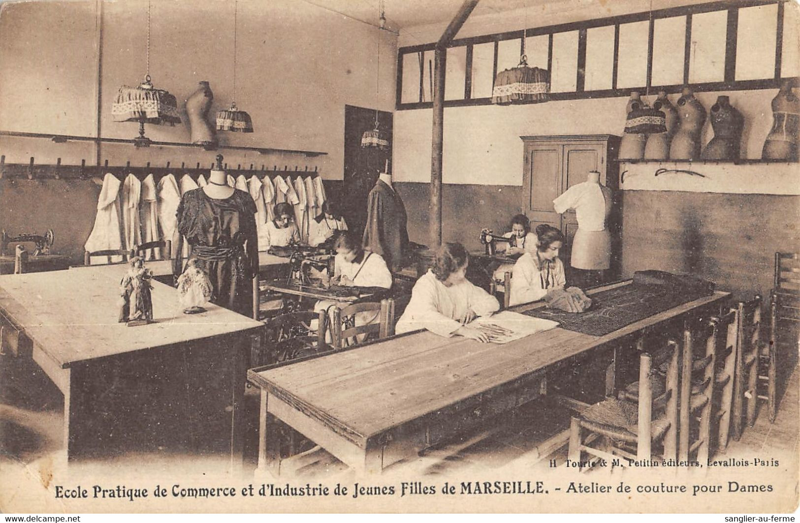 CPA 13 MARSEILLE ECOLE PRATIQUE DE COMMERCE ET D'INDUSTRIE DE JEUNES FILLES ATELIER DE COUTURE POUR DAMES - Non Classés