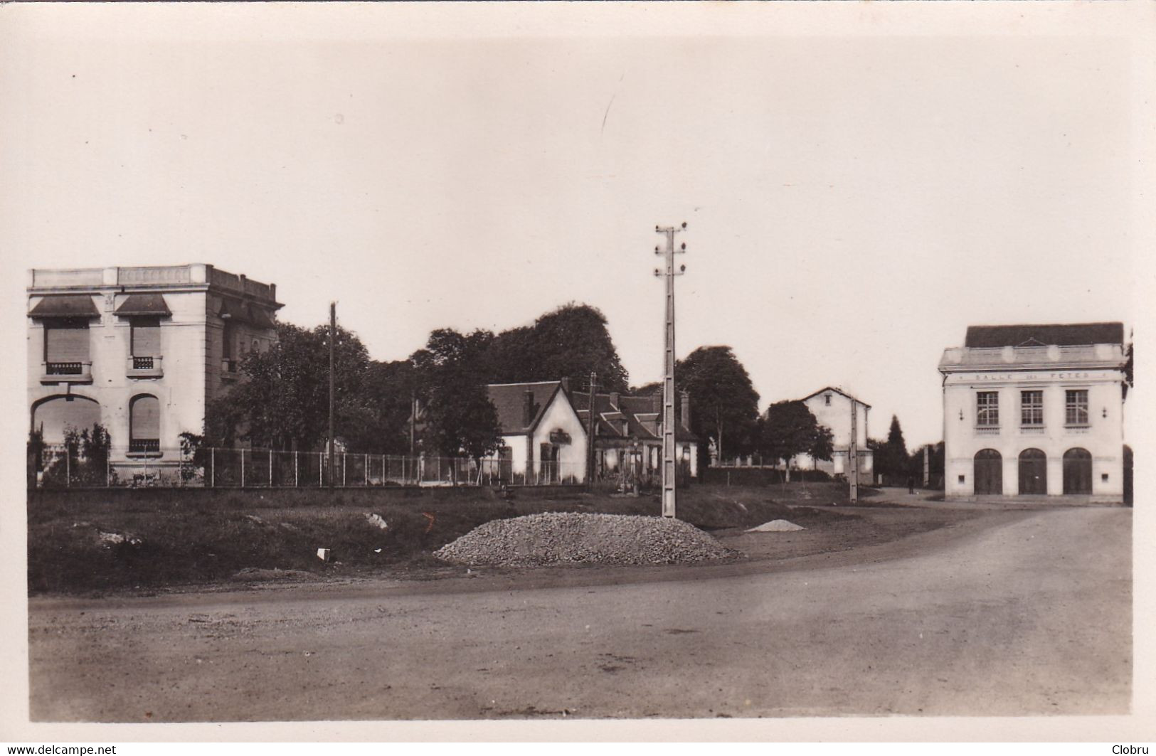 45, Courtenay, L'Avenue Des Ormes Et La Salle Des Fêtes - Courtenay