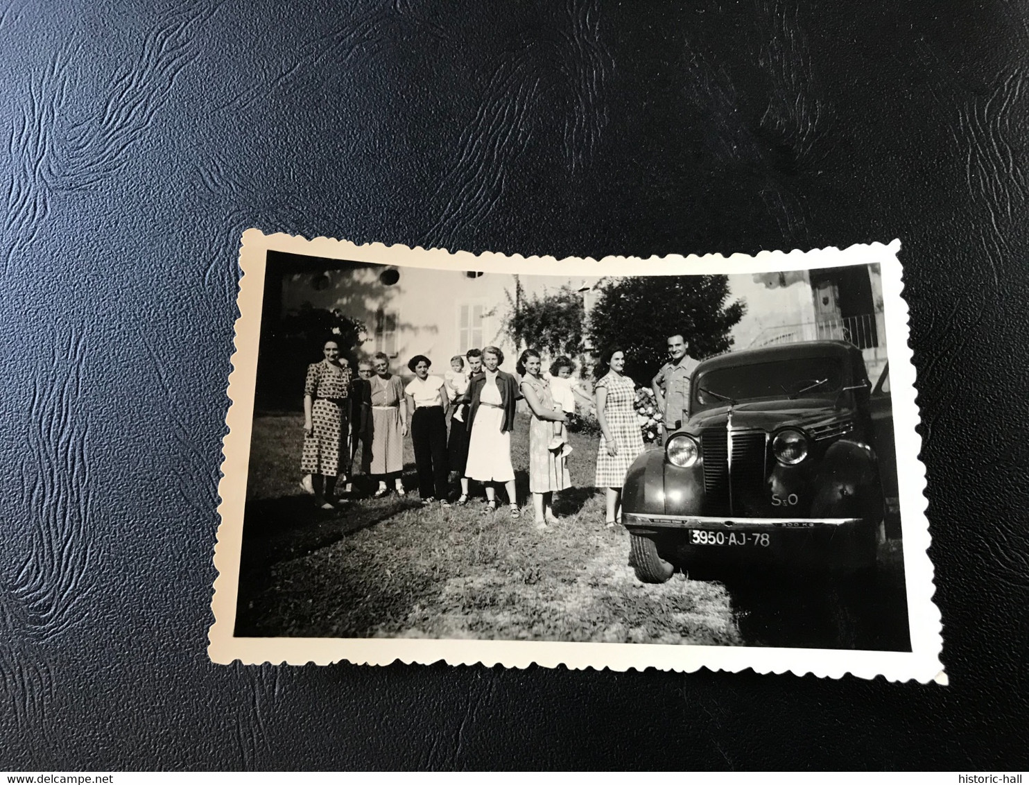 Photo - 1951 - CUISIAT (Revermont Ain) Famille Devant Maison Bourgeois & RENAULT « juvaquatre » - Automobiles