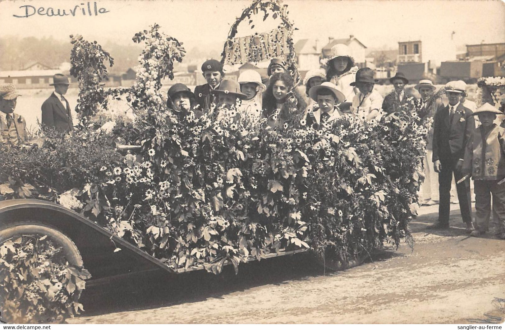 CPA 14 DEAUVILLE CARTE PHOTO D'UNE FETE VOITURE OU CHAR FLEUR (au Verso C.SIMON TROUVILLE - Deauville