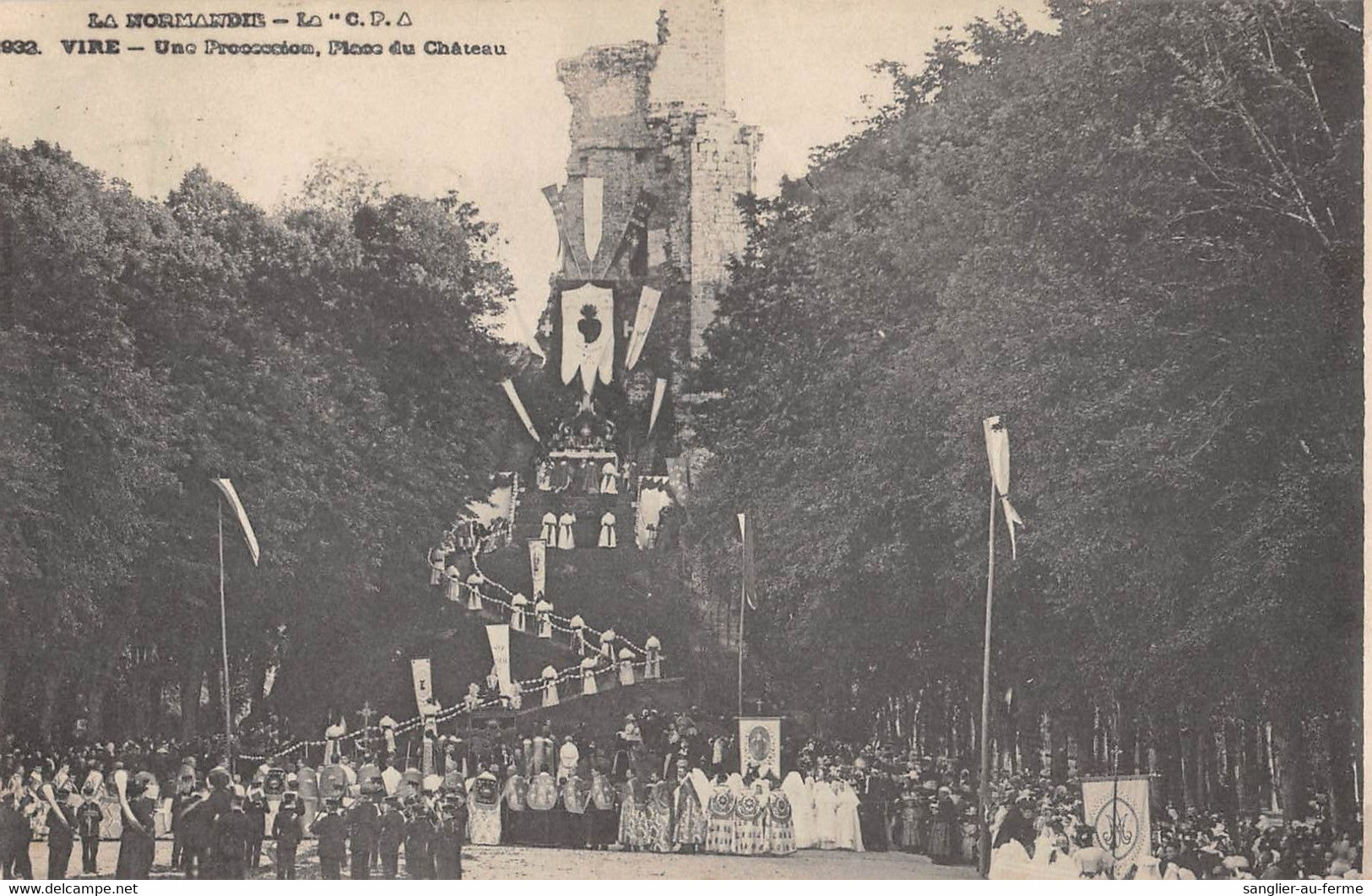 CPA 14 VIRE UNE PROCESSION PLACE DU CHATEAU - Vire