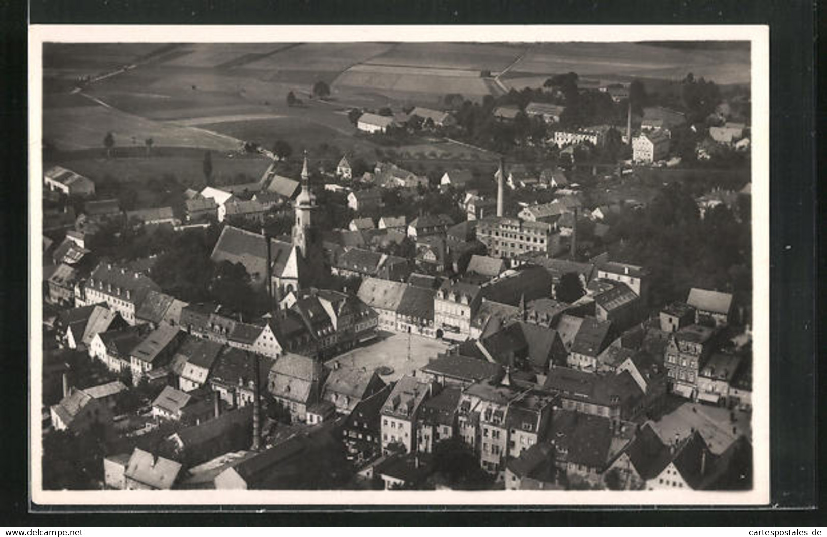 AK Pulsnitz, Fliegeraufnahme Der Stadt Mit Dem Marktplatz - Pulsnitz