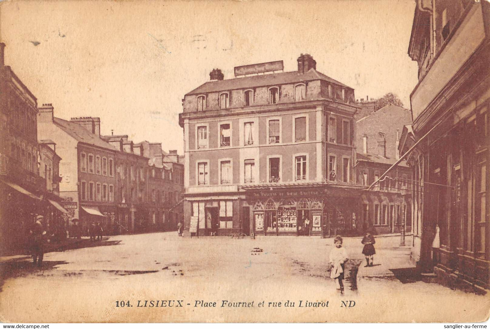 CPA 14 LISIEUX PLACE FOURNET ET RUE DU LIVAROT - Lisieux