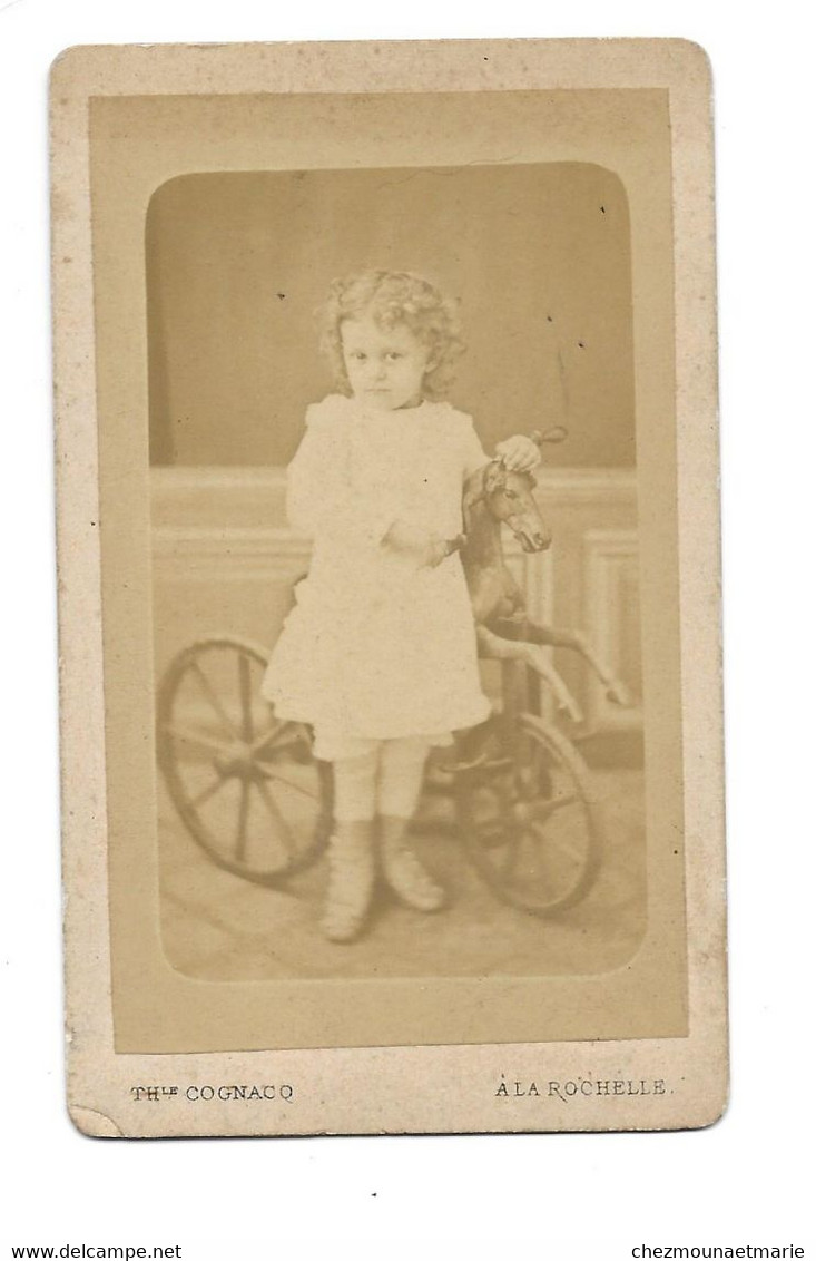 LA ROCHELLE - PETITE FILLE AVEC CHEVAL A ROULETTES - CDV PHOTO COGNACQ - Old (before 1900)