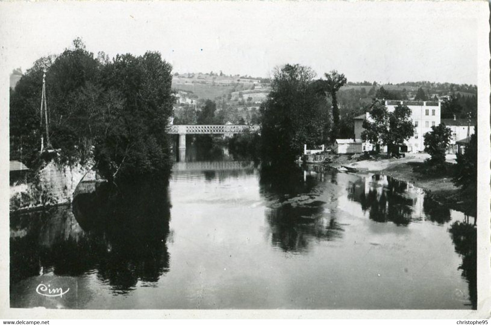 63 .n° 23707 . Courpiere . Le Pont De Fersur La Dore. Barque . Carte Postale Photo. - Courpiere