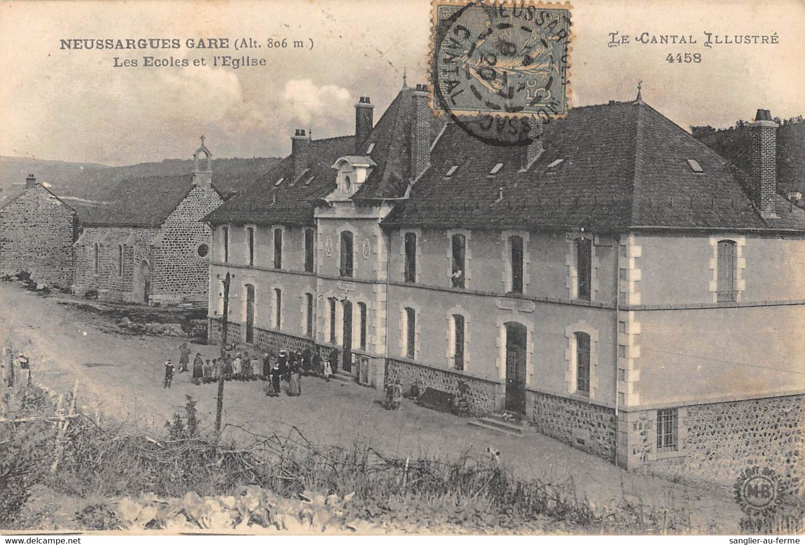 CPA 15 NEUSSARGUES GARE ECOLE EGLISE - Autres & Non Classés