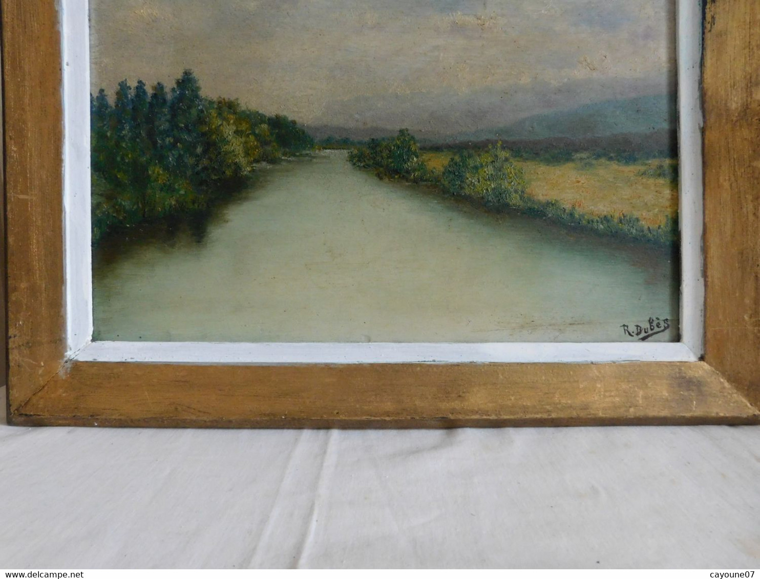 R. DUBÈS (XXème) huile sur panneau "Paysage de rivière et montagne " encadrée