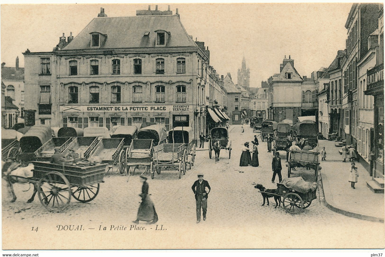 DOUAI - La Petite Place, Attelage De Chien - Douai