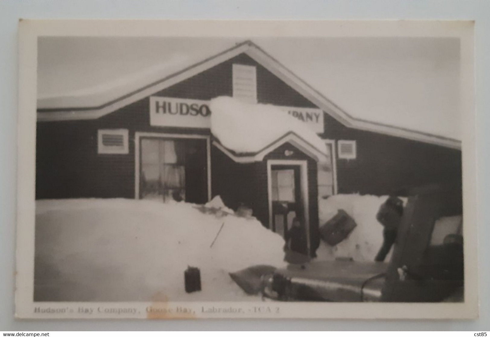 Carte Postale - Hudson's Bay Company , Goose Bay , Labrador - TCA 2 Voiture Ancienne - Autres & Non Classés