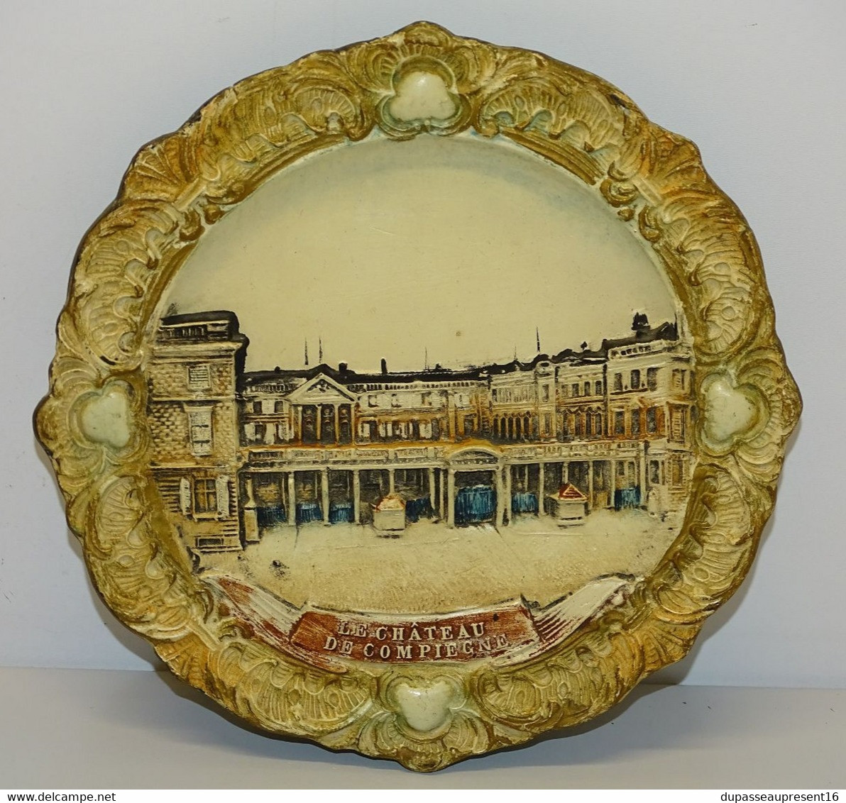 ANCIENNE ASSIETTE DECORATIVE SOUVENIR VISITE CHATEAU De COMPIEGNE En PLATRE PEINT COLLECTION DECO VITRINE - Souvenirs