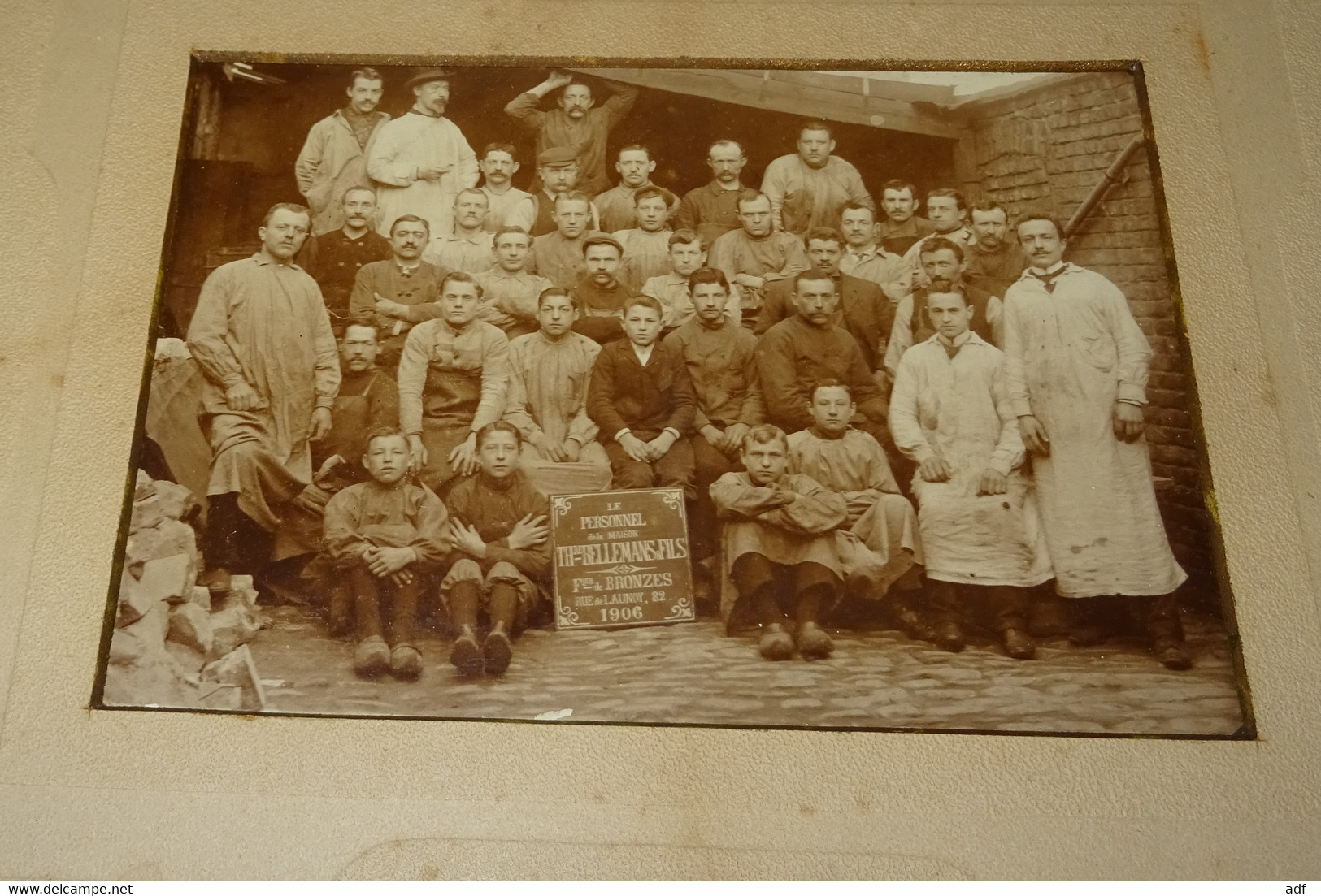 ANCIENNE PHOTO LE PERSONNEL DE LA MAISON BELLEMANS & FILS, FONDERIE DE BRONZES, A LOCALISER, PALISEUL OU ALENTOUR ? - Paliseul