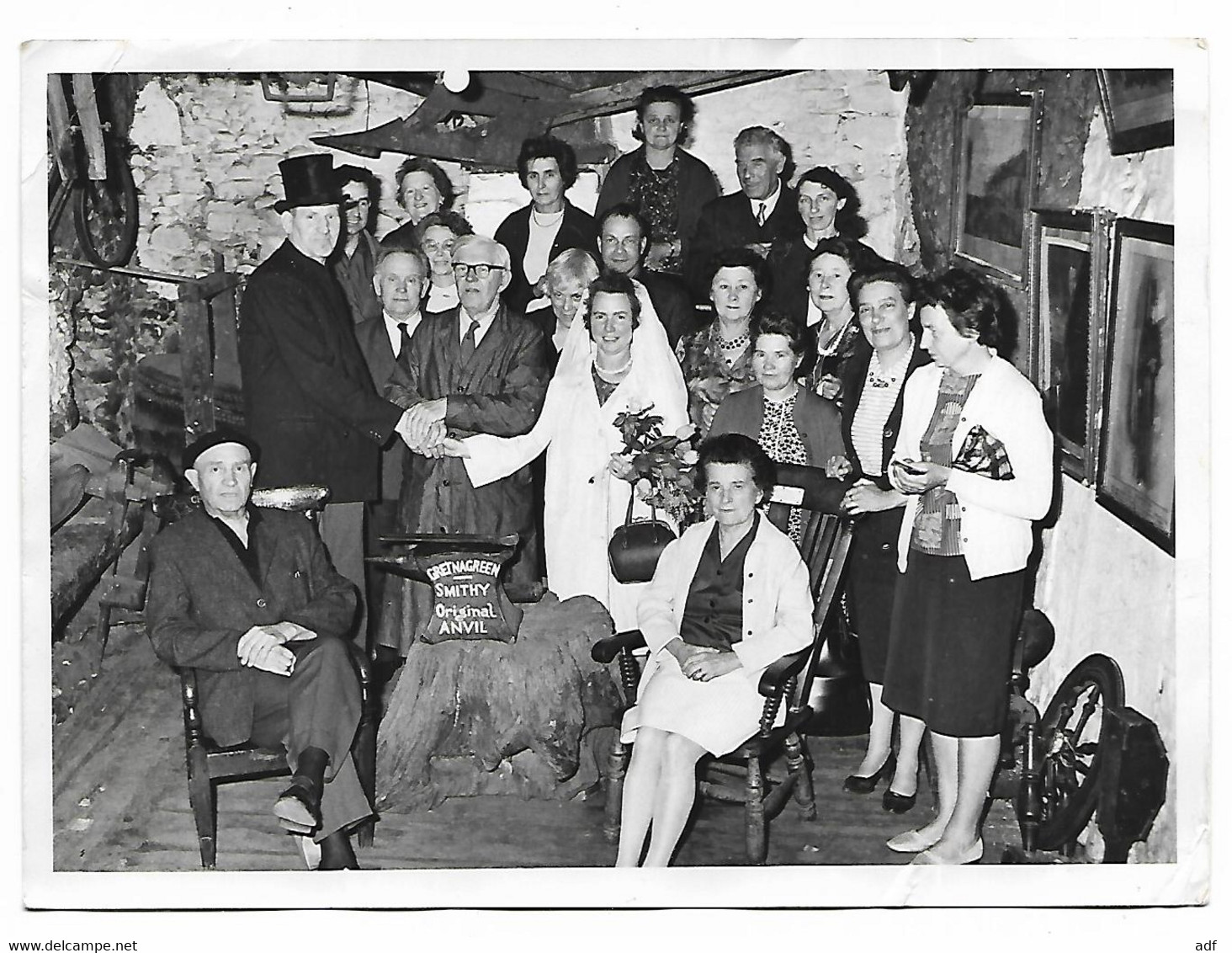 ANCIENNE PHOTO GRETNA GREEN, SCENE DE MARIAGE A L'INTERIEUR DE L'ECHOPPE DU FORGERON, SMITHY ORIGINAL ANVIL, ECOSSE - Dumfriesshire