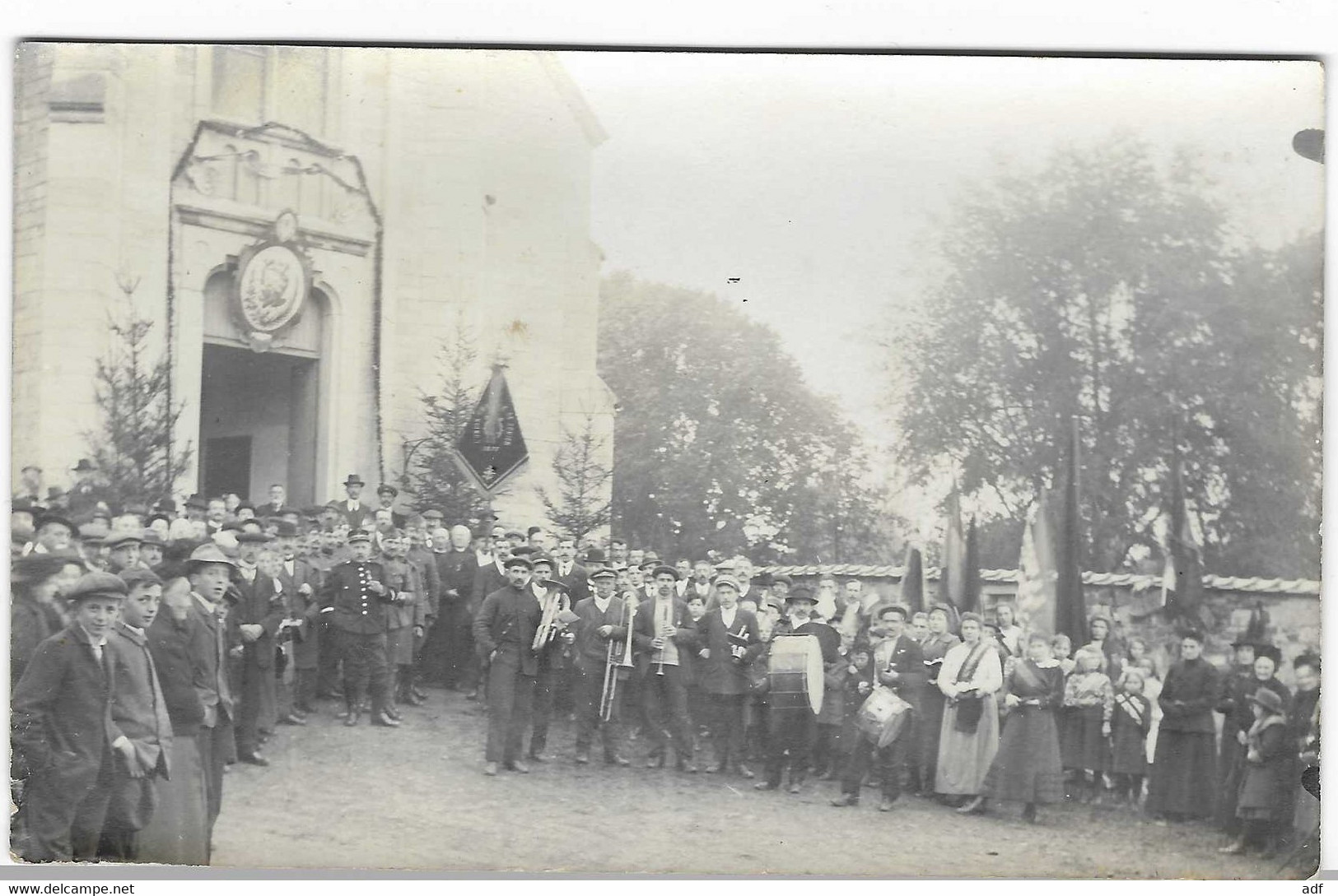 TOP BELLE CPA CARTE PHOTO TRES ANIMEE, GROSSE ANIMATION, ETENDARD L'UNION DE SOHIER, MUSICIENS FANFARE, WELLIN, BELGIQUE - Wellin